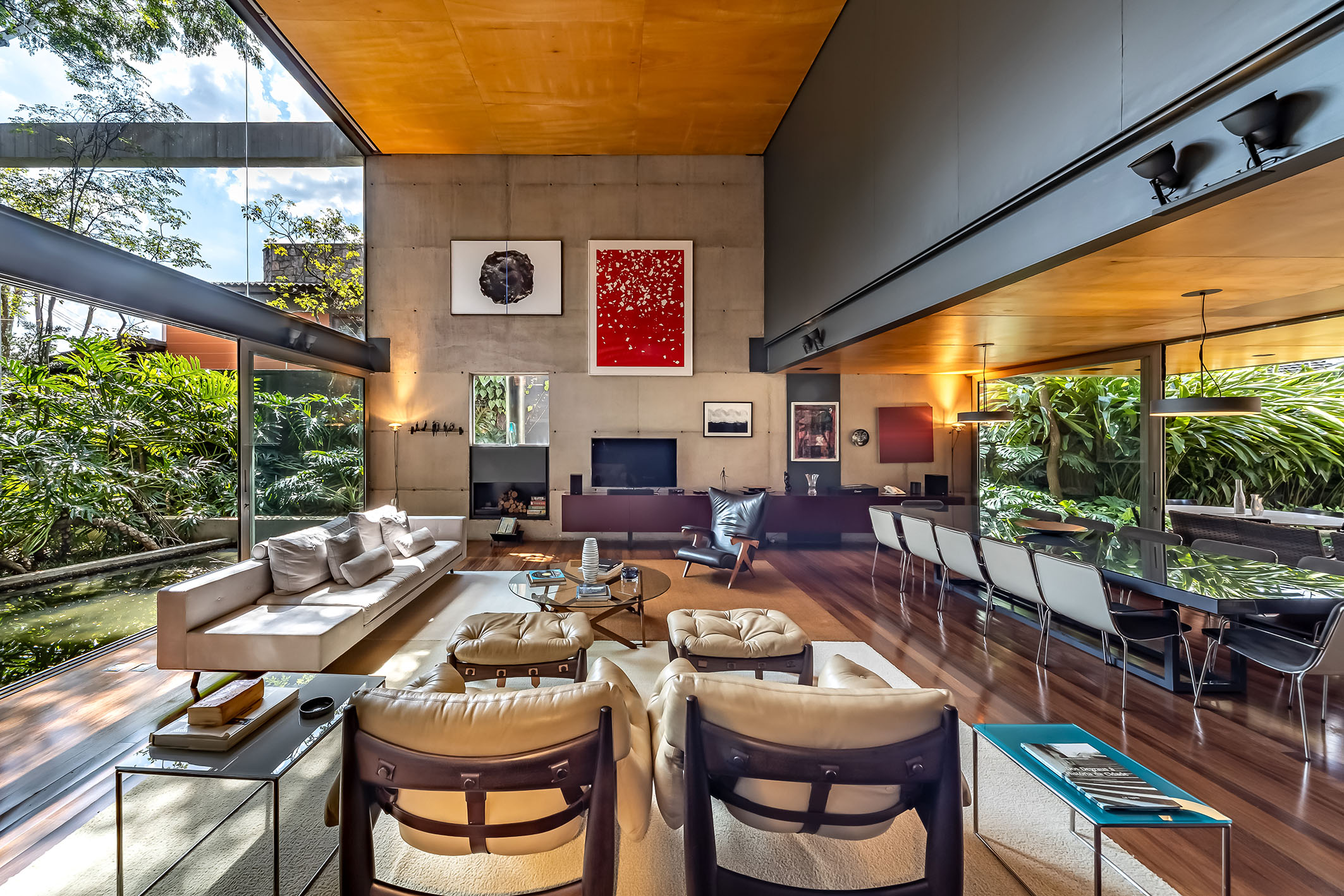  Contemporary home with open layout and outdoor living surrounded by greenery - 物件實景