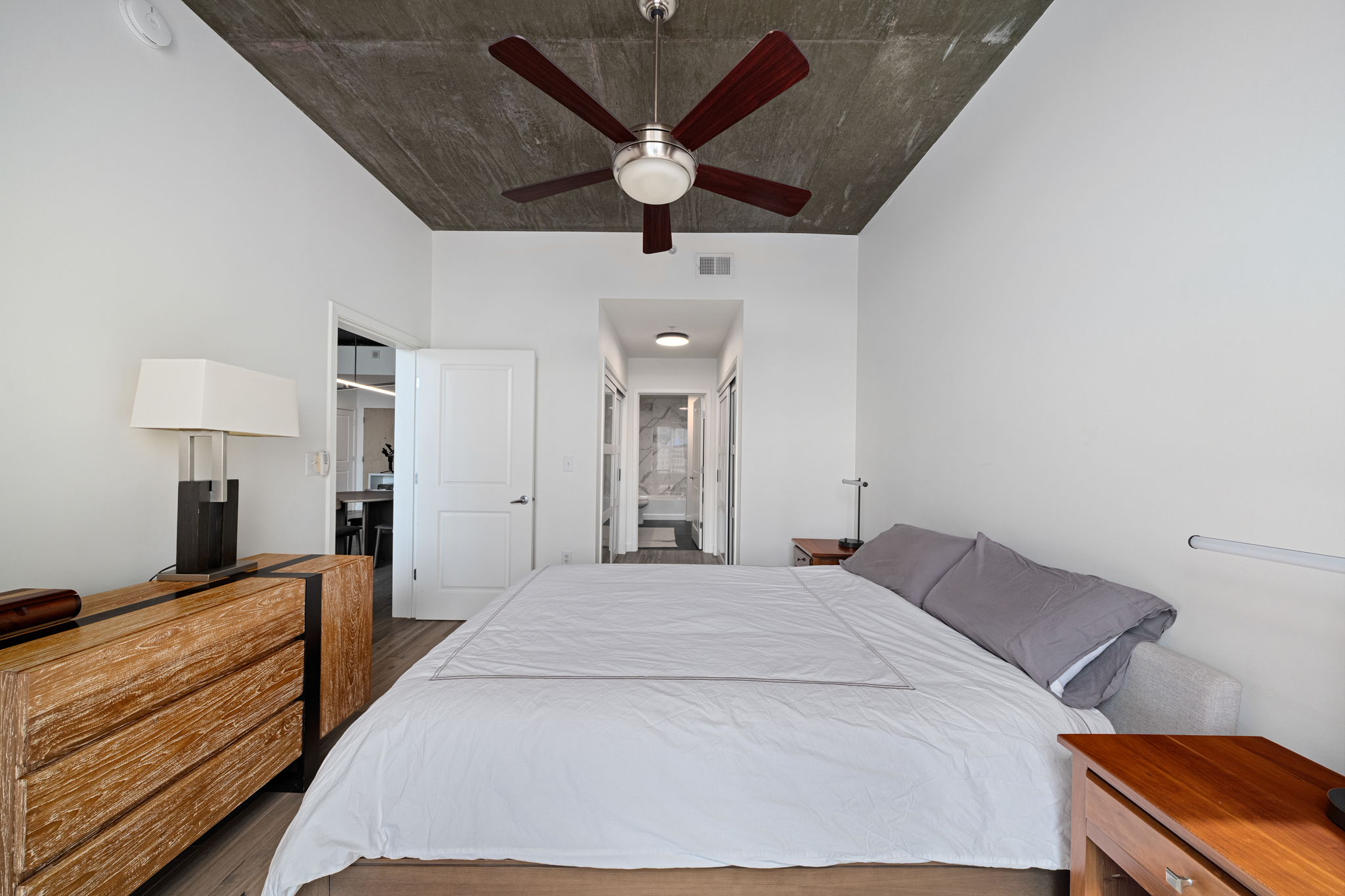  Spacious Two Bedroom Residence with Unobstructed Skyline Views - 物件實景