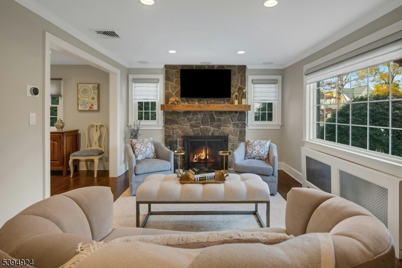 Verona Twp., New Jersey, 07044, United States, 4 Bedrooms Bedrooms, ,3 BathroomsBathrooms,Residential,For Sale,1992064