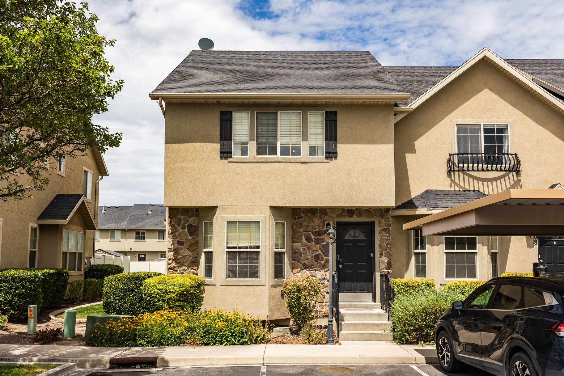  End Row Townhome in Highly Desired Location - 物件實景