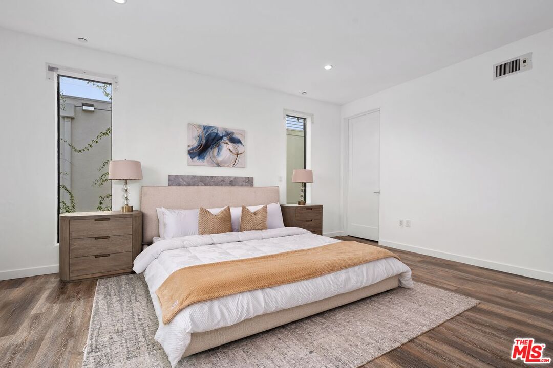 Los Angeles, California, 90025, United States, 9 Bedrooms Bedrooms, ,Residential,For Sale,1940770