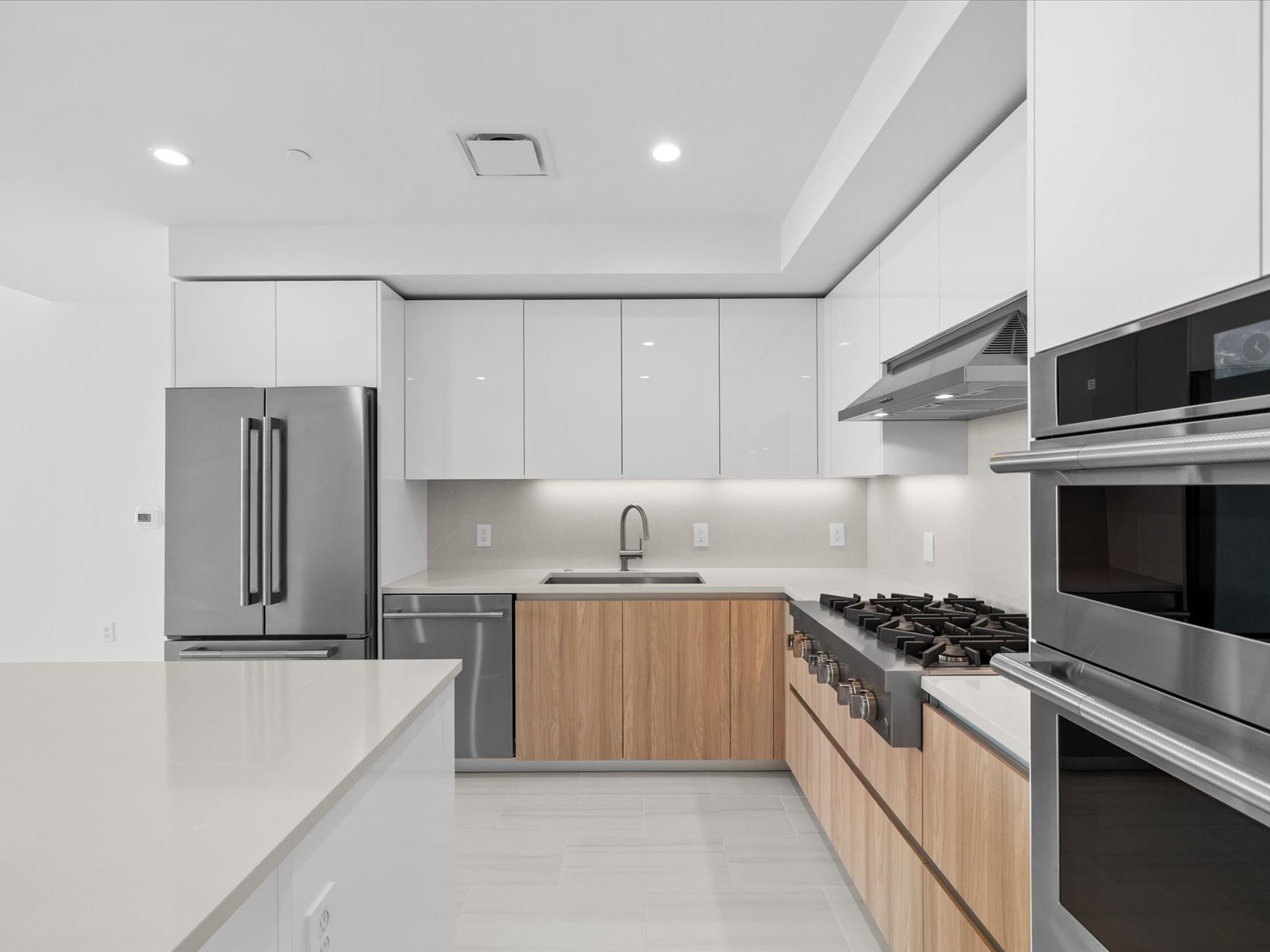 ST Petersburg, Florida, 33701, United States, 2 Bedrooms Bedrooms, ,3 BathroomsBathrooms,Residential,For Sale,2049072
