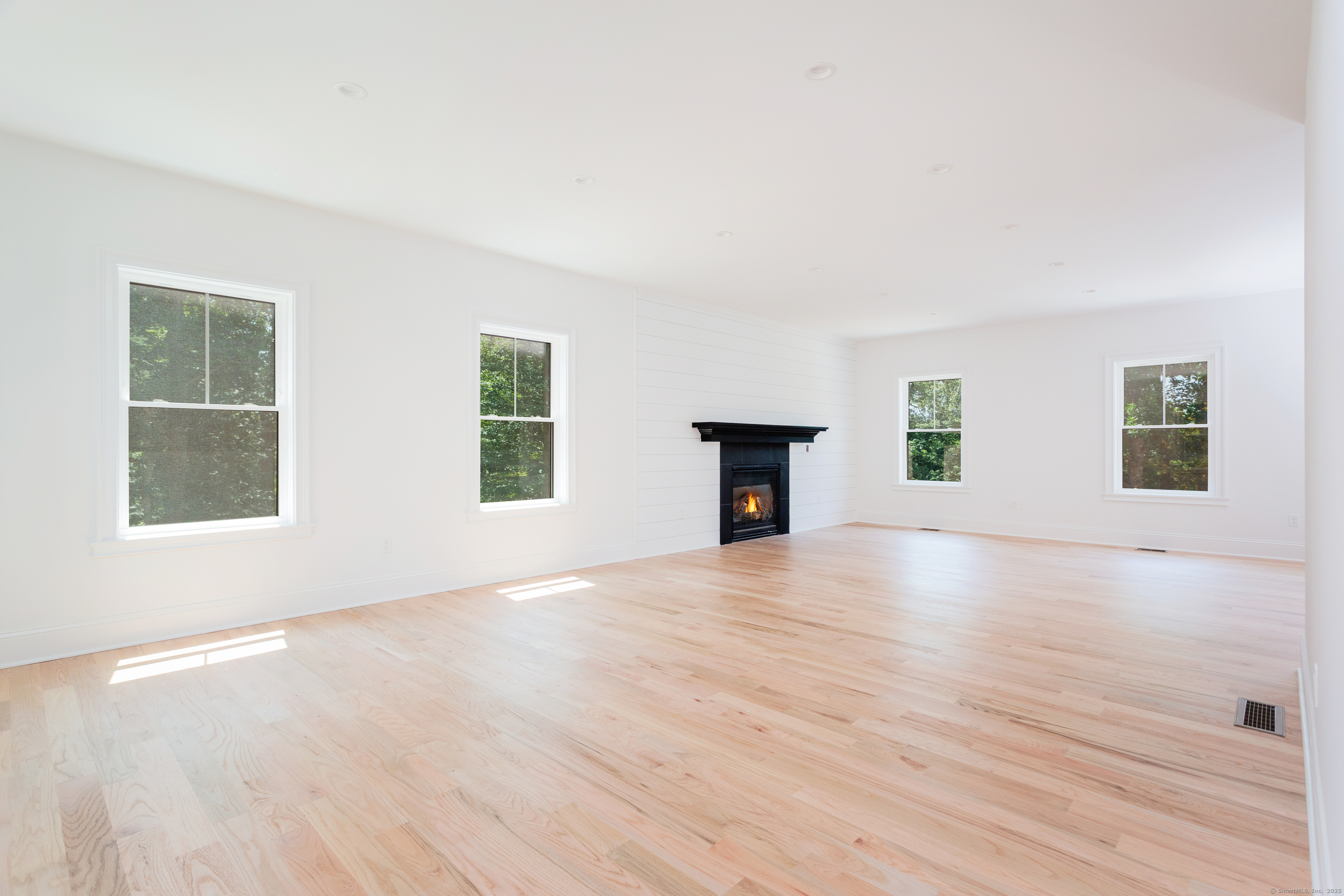 Stratford, Connecticut, 06614, United States, 4 Bedrooms Bedrooms, ,3 BathroomsBathrooms,Residential,For Sale,1906803