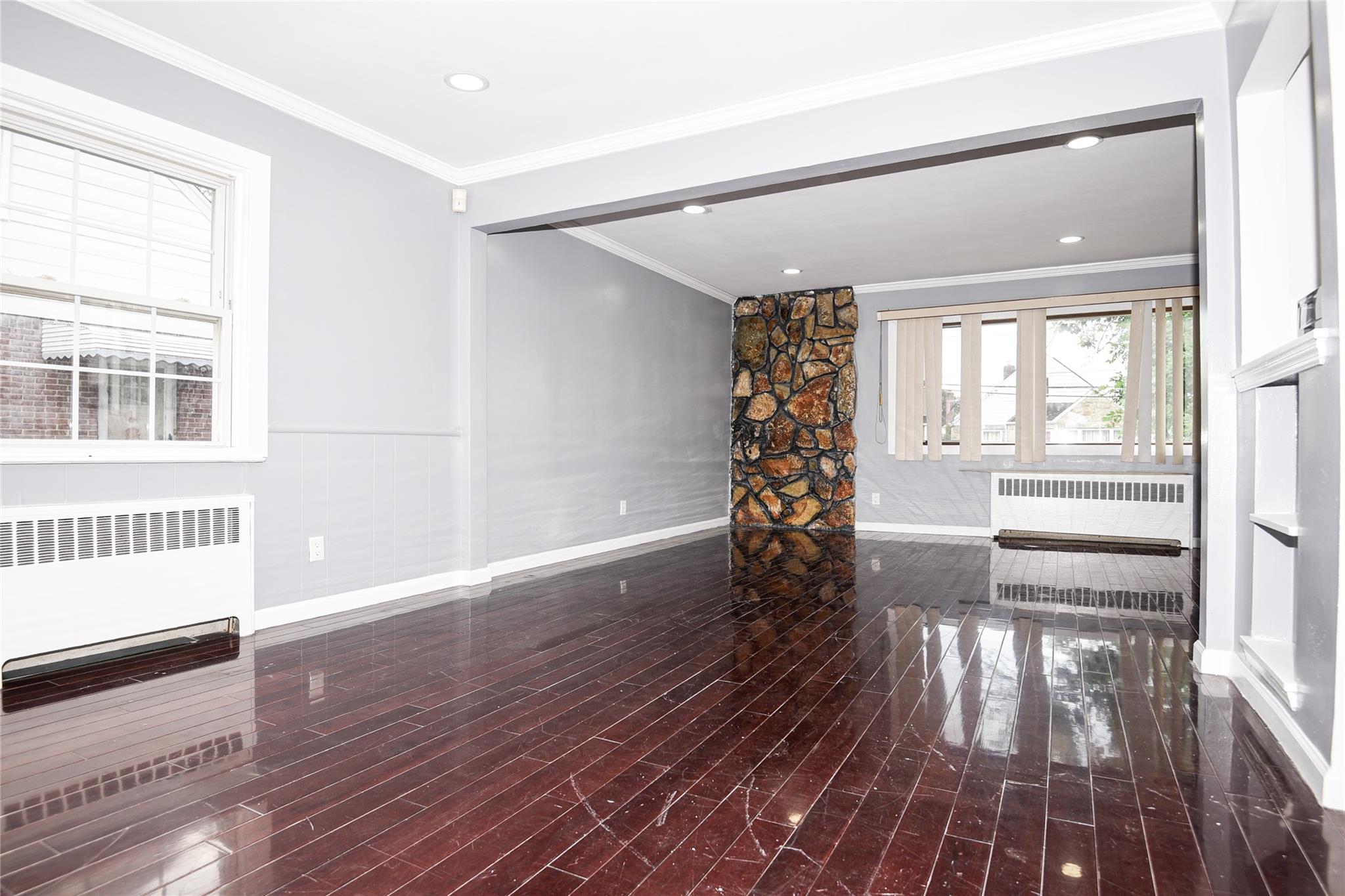 New Hyde Park, New York, 11040, United States, 4 Bedrooms Bedrooms, ,3 BathroomsBathrooms,Residential,For Sale,1903890