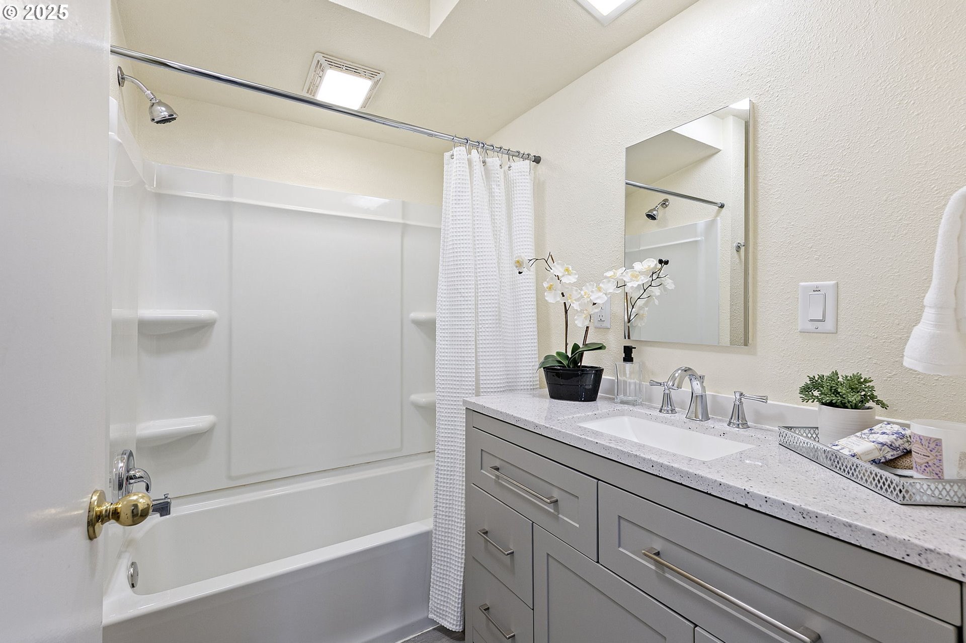 Springfield, Oregon, 97477, United States, 4 Bedrooms Bedrooms, ,2 BathroomsBathrooms,Residential,For Sale,1918433