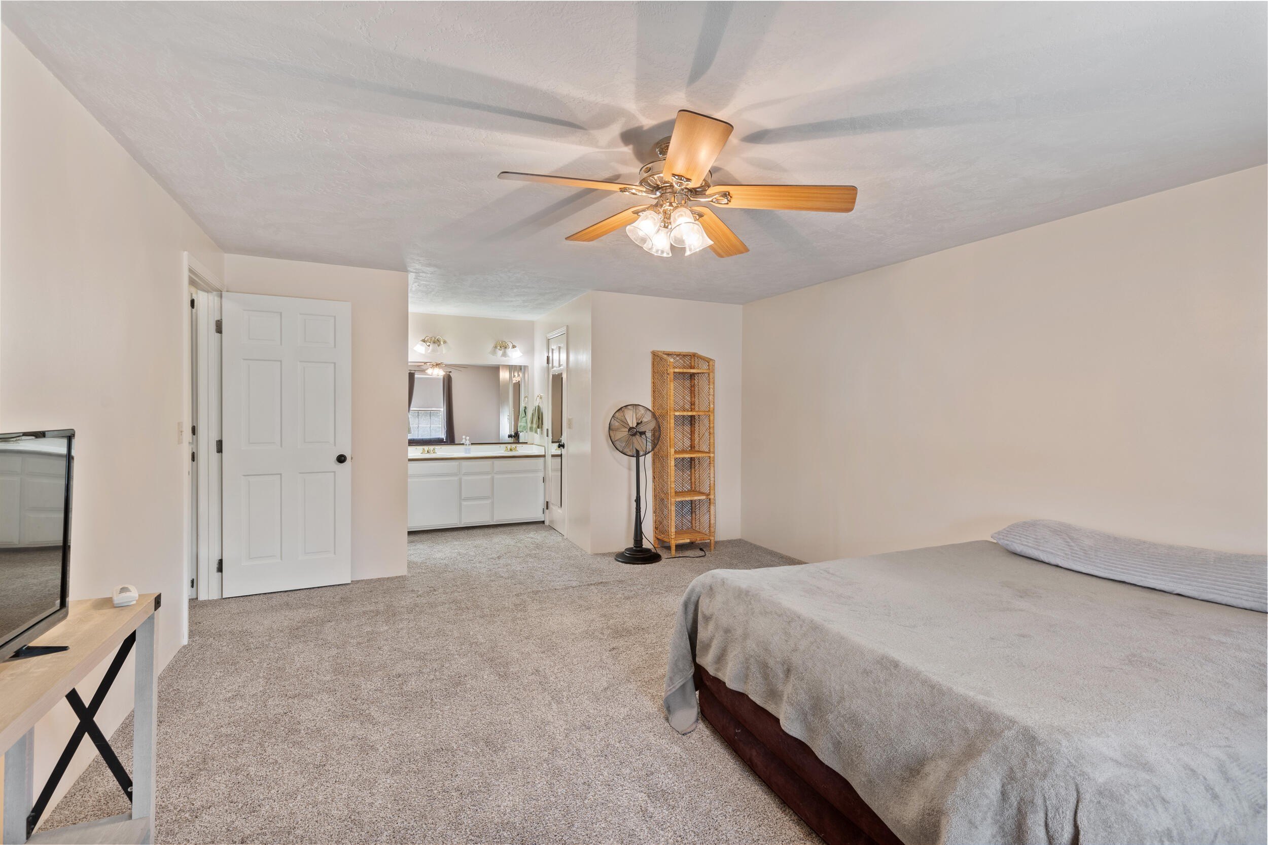 Medford, Oregon, 97504, United States, 4 Bedrooms Bedrooms, ,3 BathroomsBathrooms,Residential,For Sale,1974325