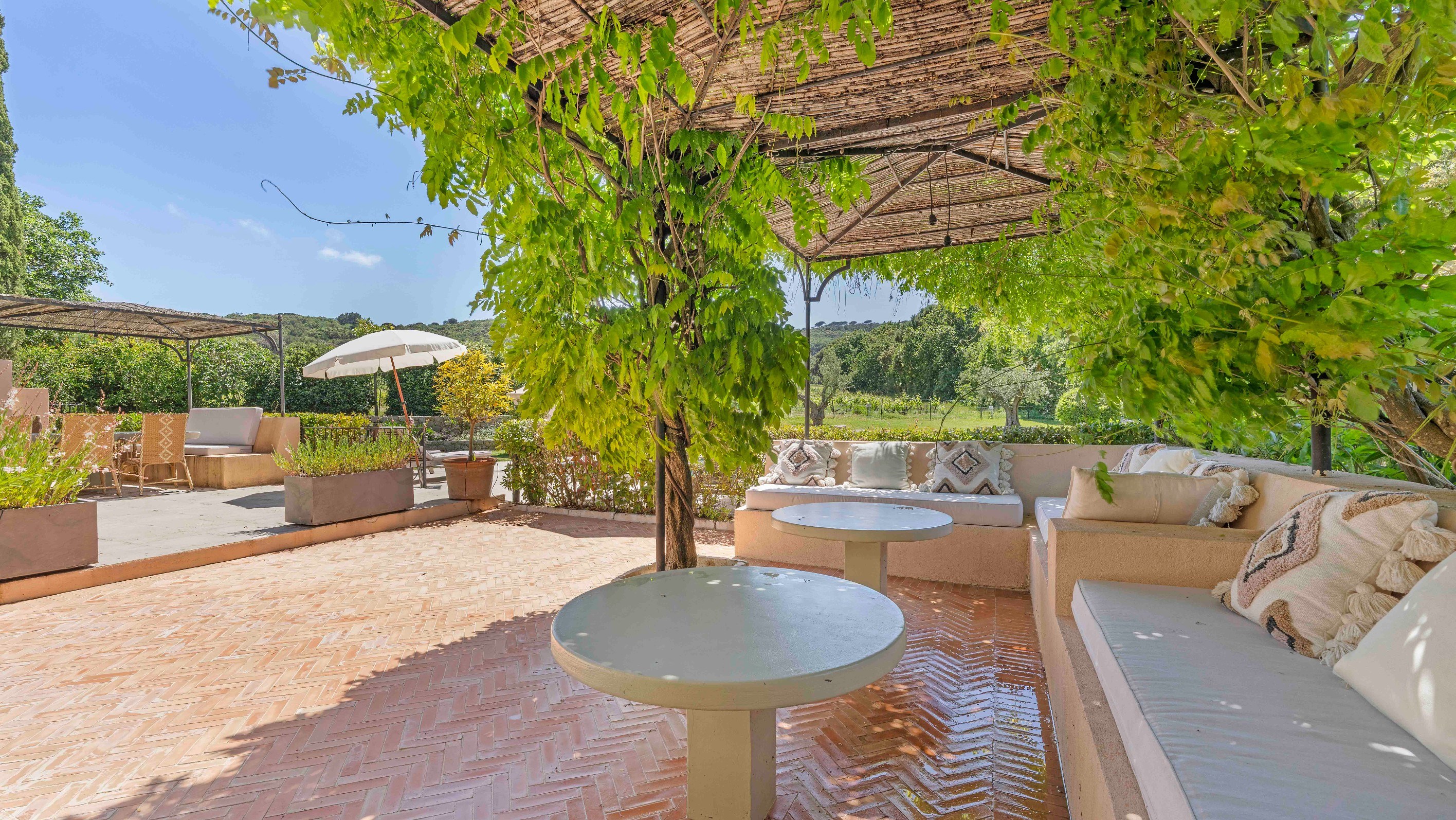  Provençal villa of 210 m² with swimming pool and landscaped garden near Pampelo… - 物件實景