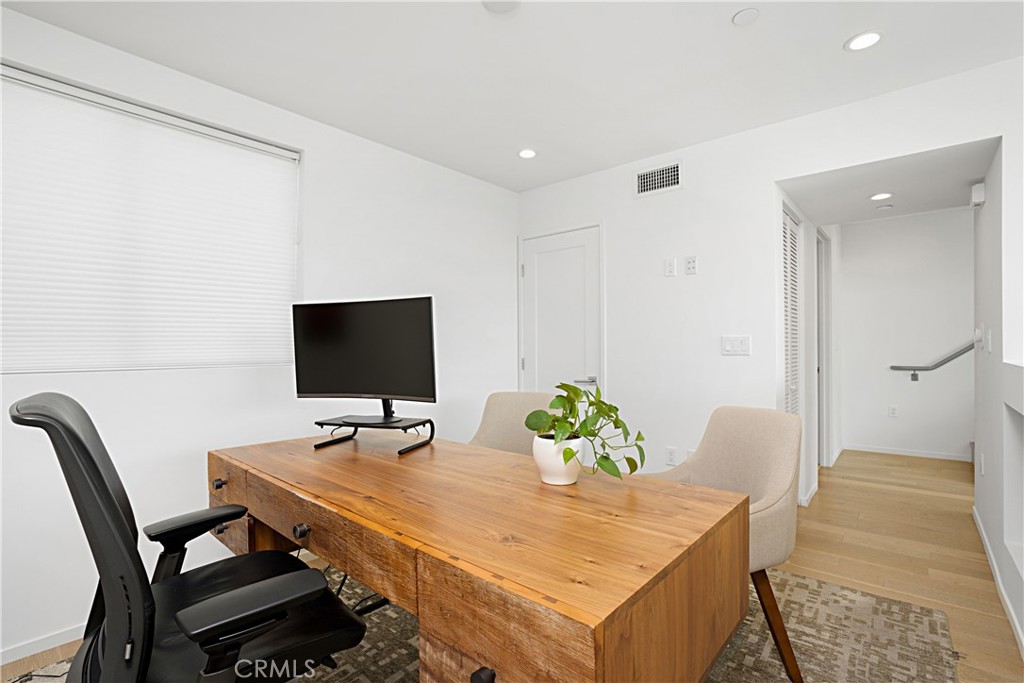 Los Angeles, California, 90019, United States, 2 Bedrooms Bedrooms, ,3 BathroomsBathrooms,Residential,For Sale,1990978