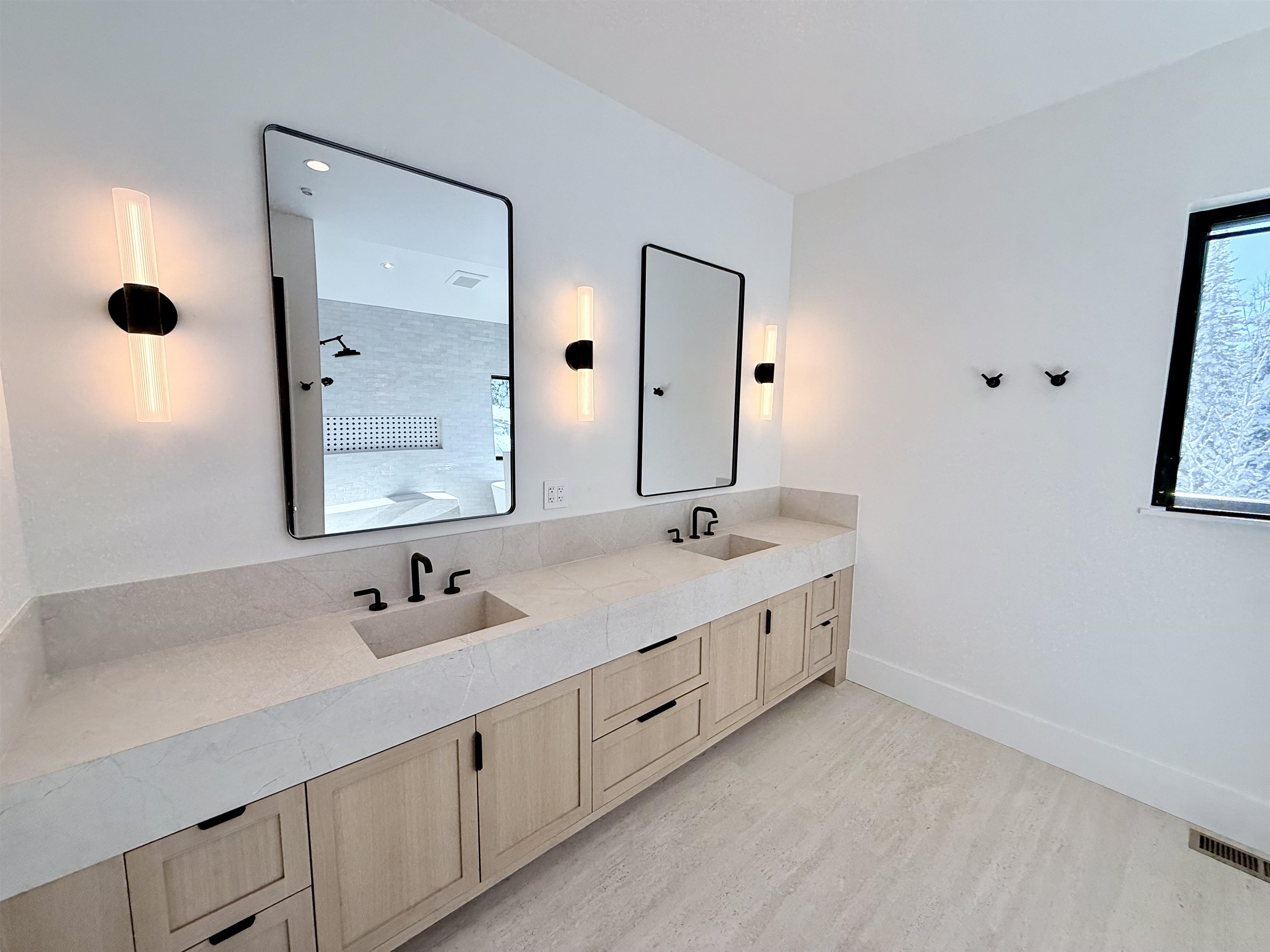 Truckee, California, 96161, United States, 5 Bedrooms Bedrooms, ,5 BathroomsBathrooms,Residential,For Sale,1992888