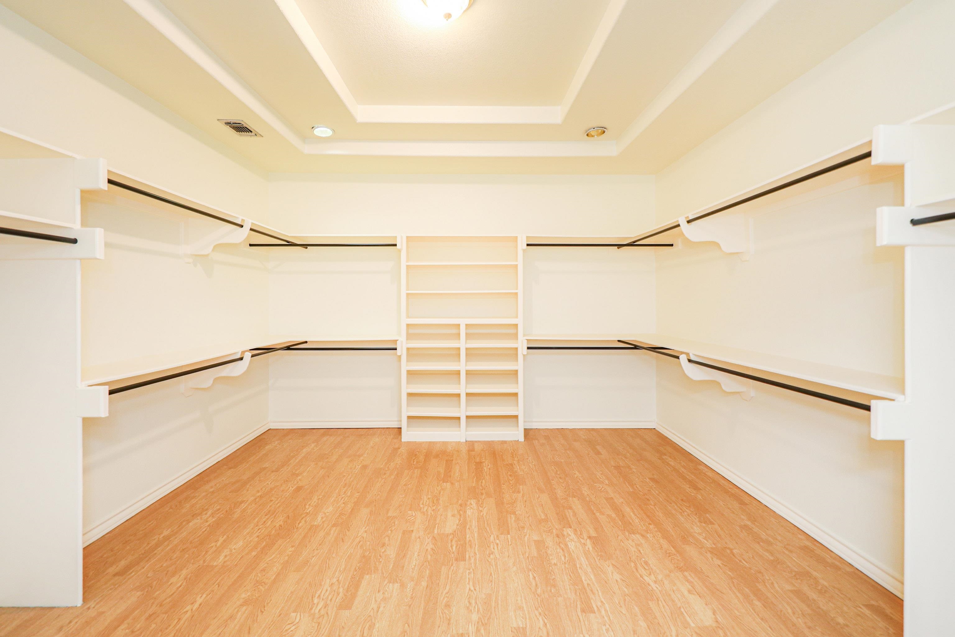 Laredo, Texas, 78041, United States, 4 Bedrooms Bedrooms, ,6 BathroomsBathrooms,Residential,For Sale,1989107