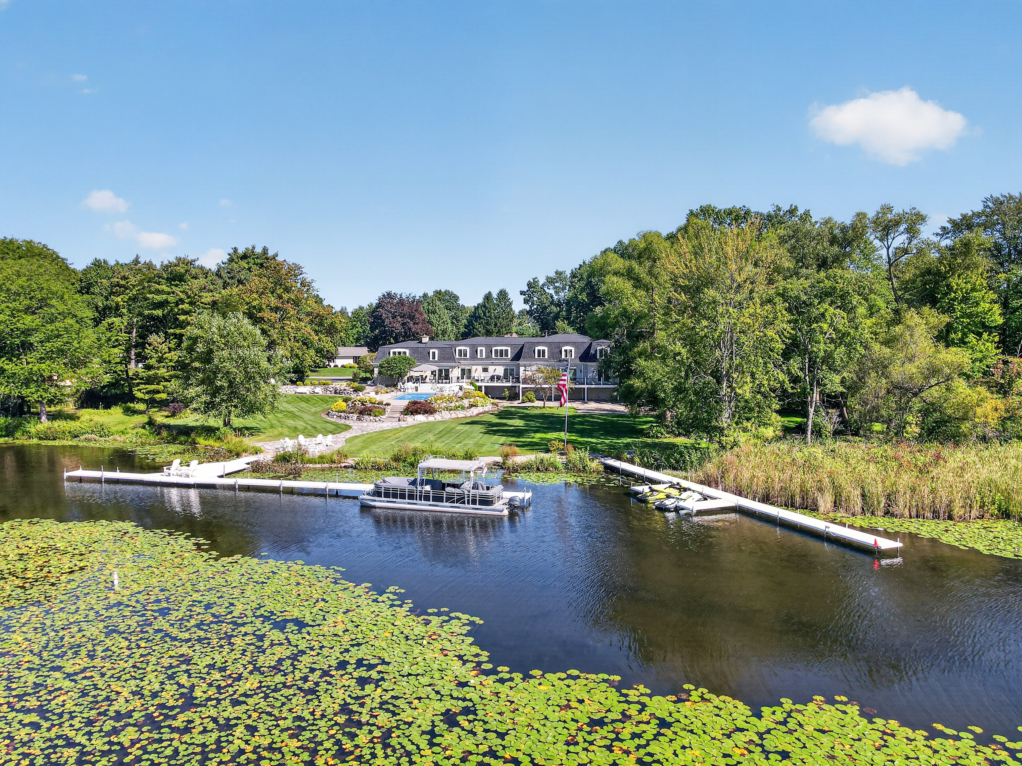  Sizable Five Bedroom Home with Lake Views and a Pool - 物件實景