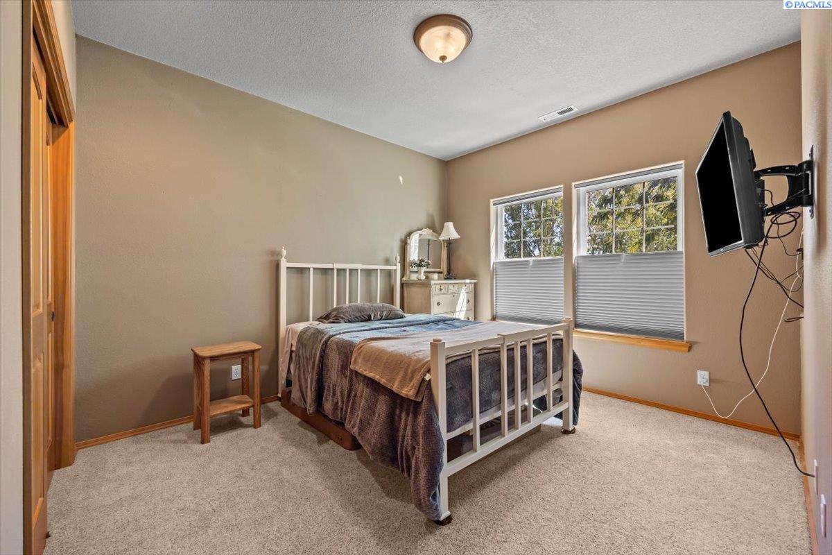 Richland, Washington, 99352, United States, 4 Bedrooms Bedrooms, ,2 BathroomsBathrooms,Residential,For Sale,1992938