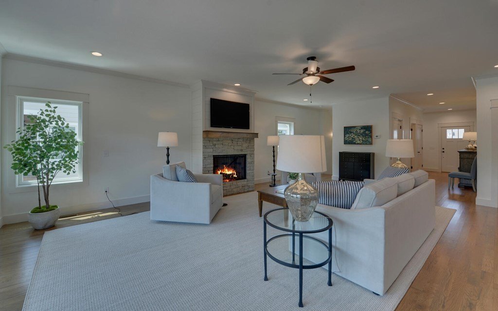 Hiawassee, Georgia, 30546, United States, 4 Bedrooms Bedrooms, ,5 BathroomsBathrooms,Residential,For Sale,1978790