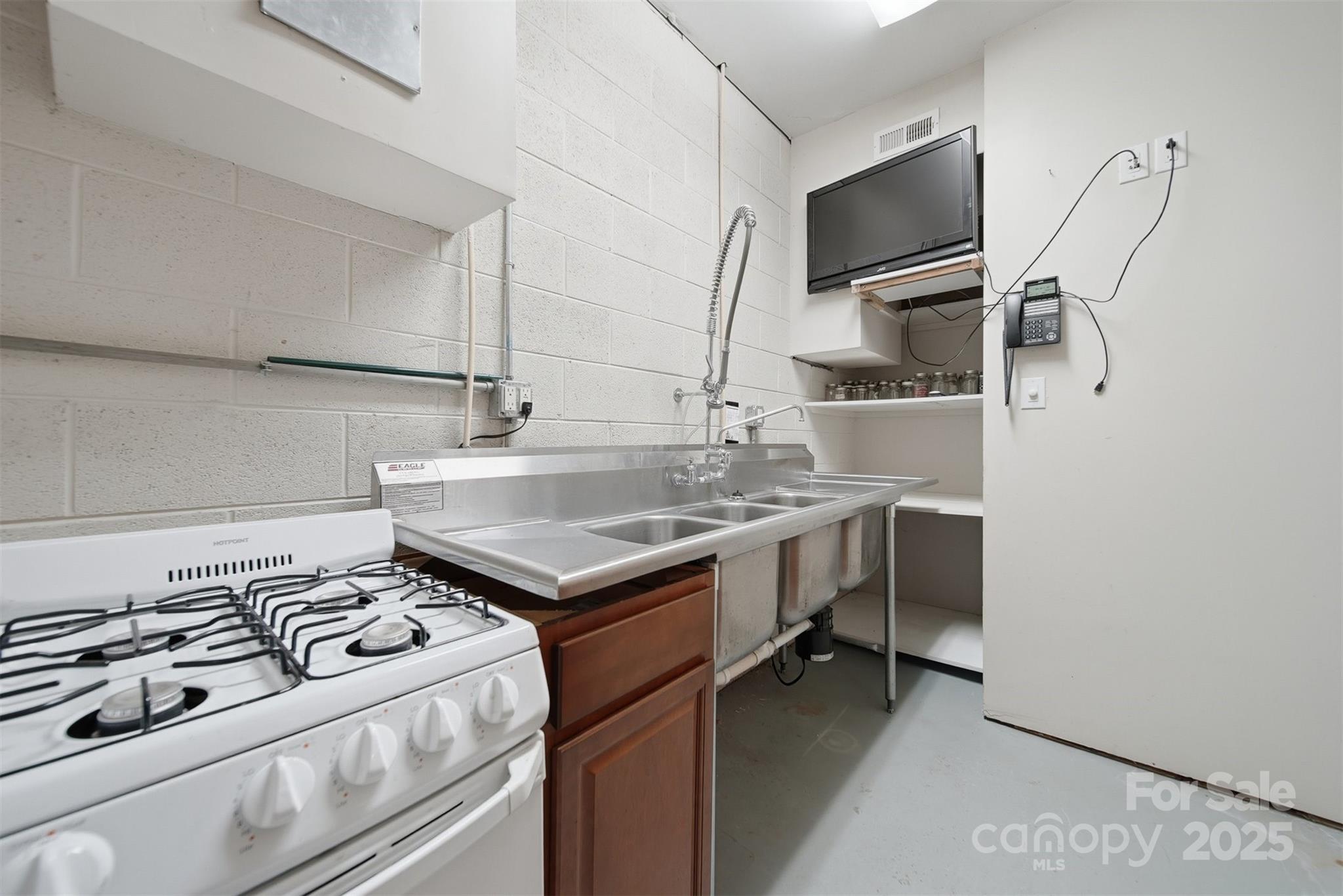 Conover, North Carolina, 28613, United States, 6 Bedrooms Bedrooms, ,7 BathroomsBathrooms,Residential,For Sale,1991981