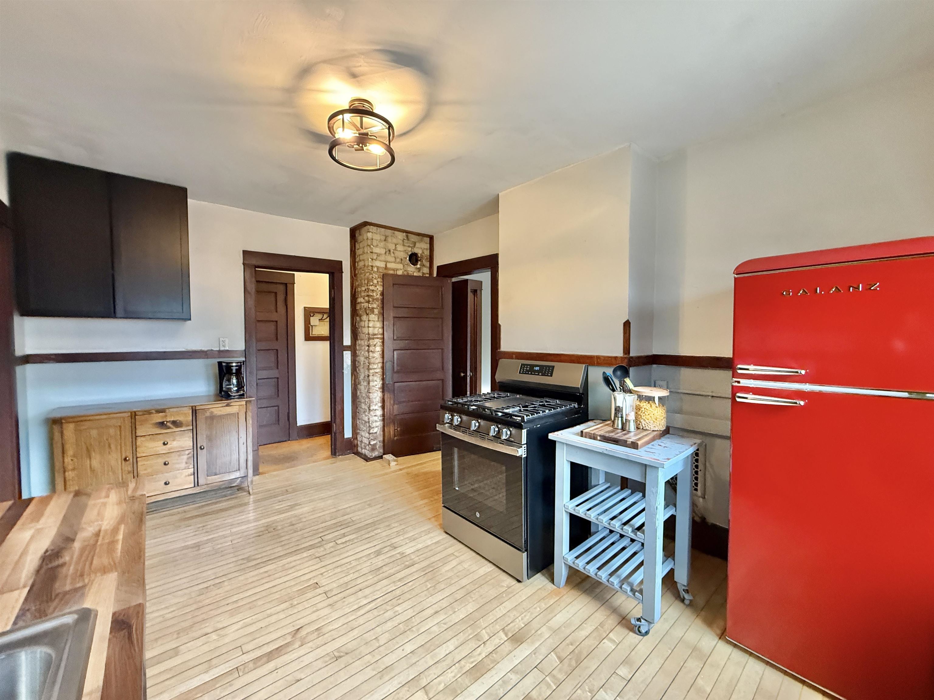 Madison, Wisconsin, 53703, United States, 5 Bedrooms Bedrooms, ,2 BathroomsBathrooms,Residential,For Sale,1979001