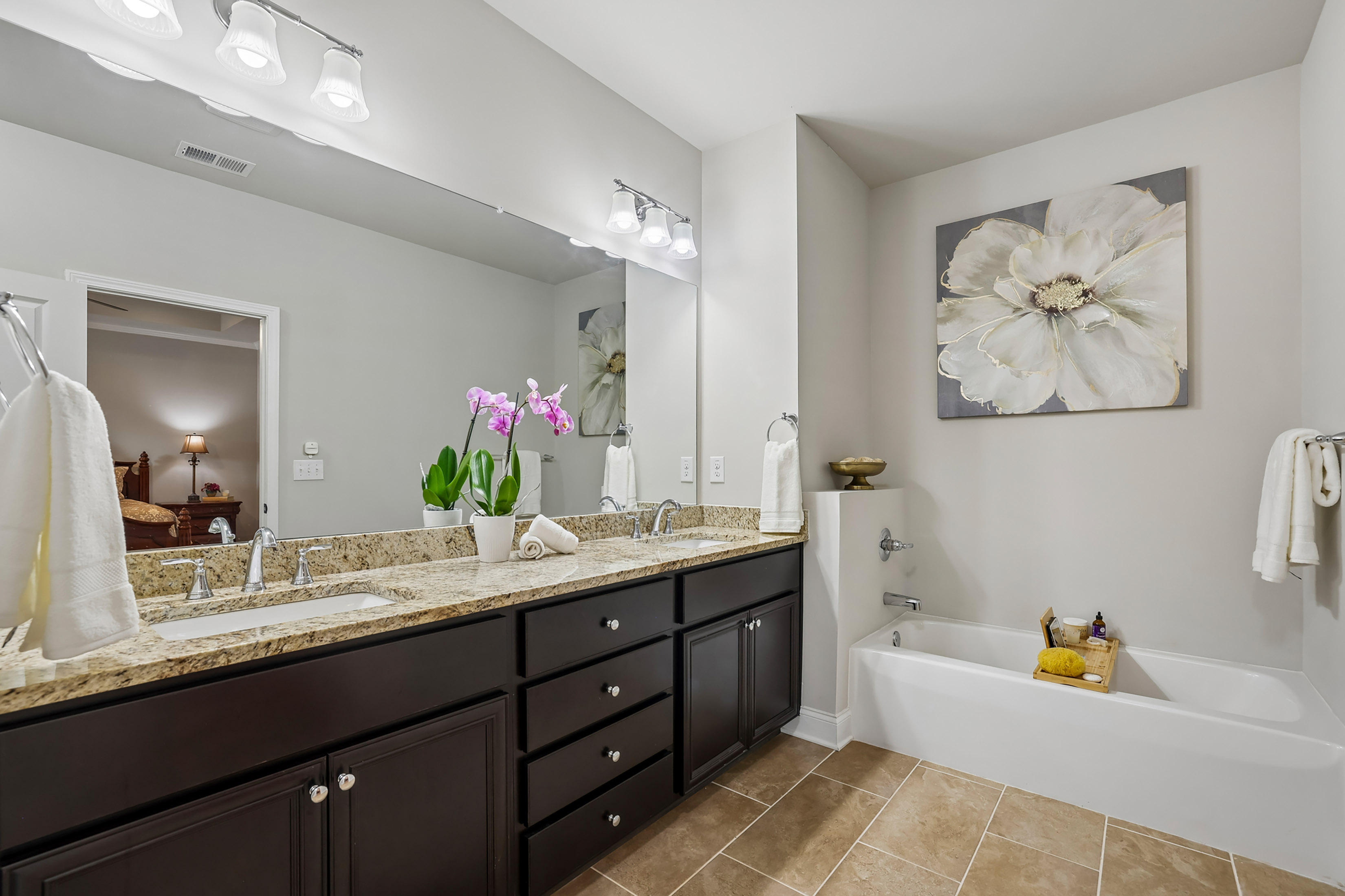  Modern Elegance in Beautifully Designed Townhome - 物件實景