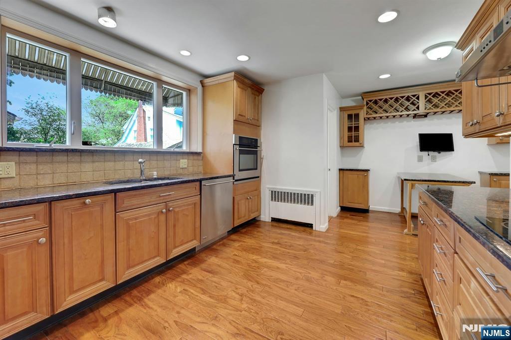 Leonia, New Jersey, 07605, United States, 5 Bedrooms Bedrooms, ,4 BathroomsBathrooms,Residential,For Sale,1934270