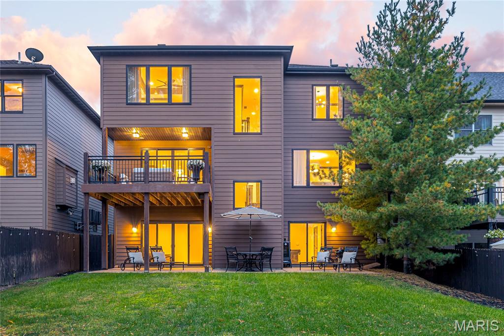 University City, Missouri, 63105, United States, 4 Bedrooms Bedrooms, ,5 BathroomsBathrooms,Residential,For Sale,1989585