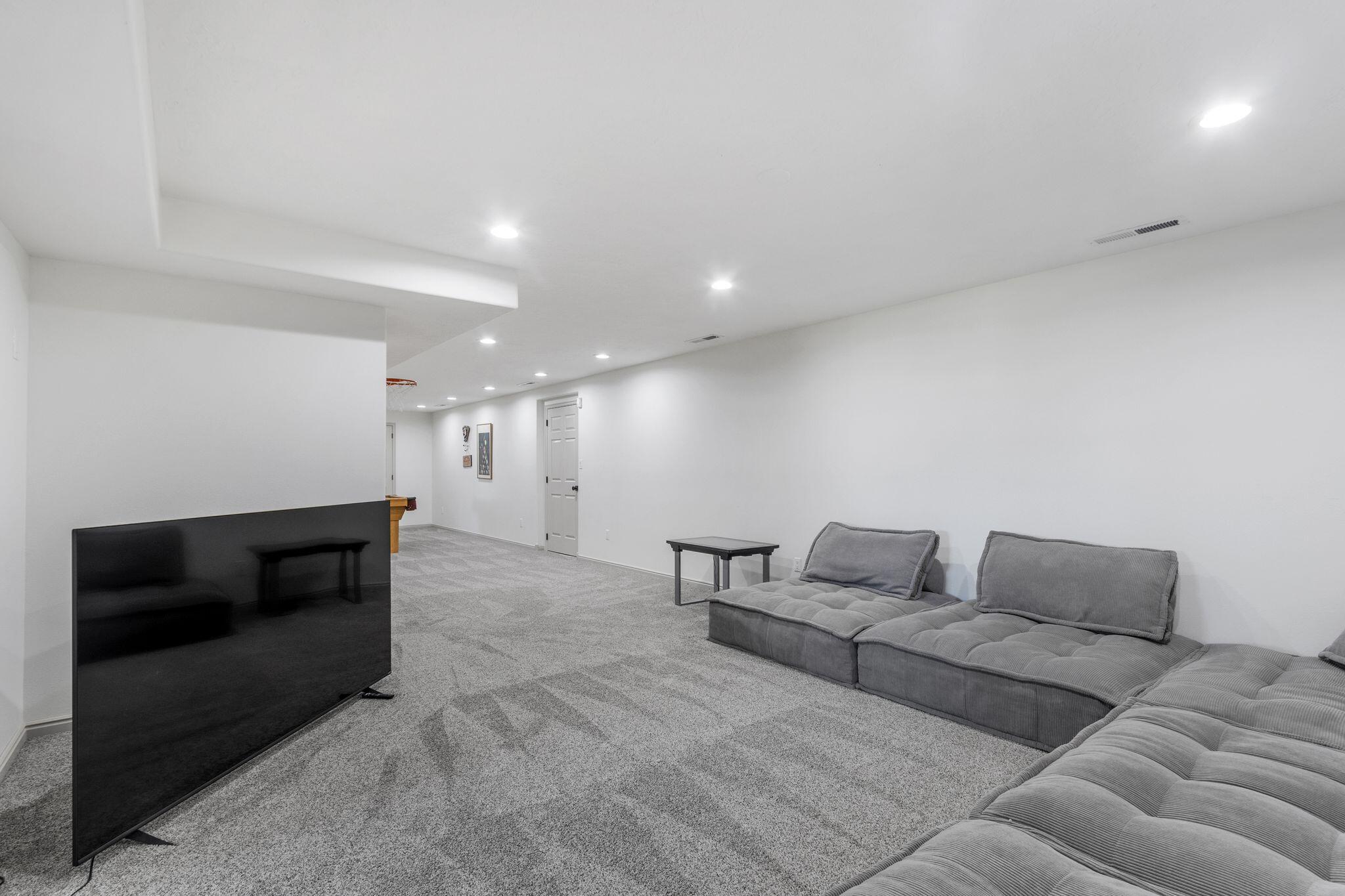 Parowan, Utah, 84761, United States, 6 Bedrooms Bedrooms, ,5 BathroomsBathrooms,Residential,For Sale,1995430