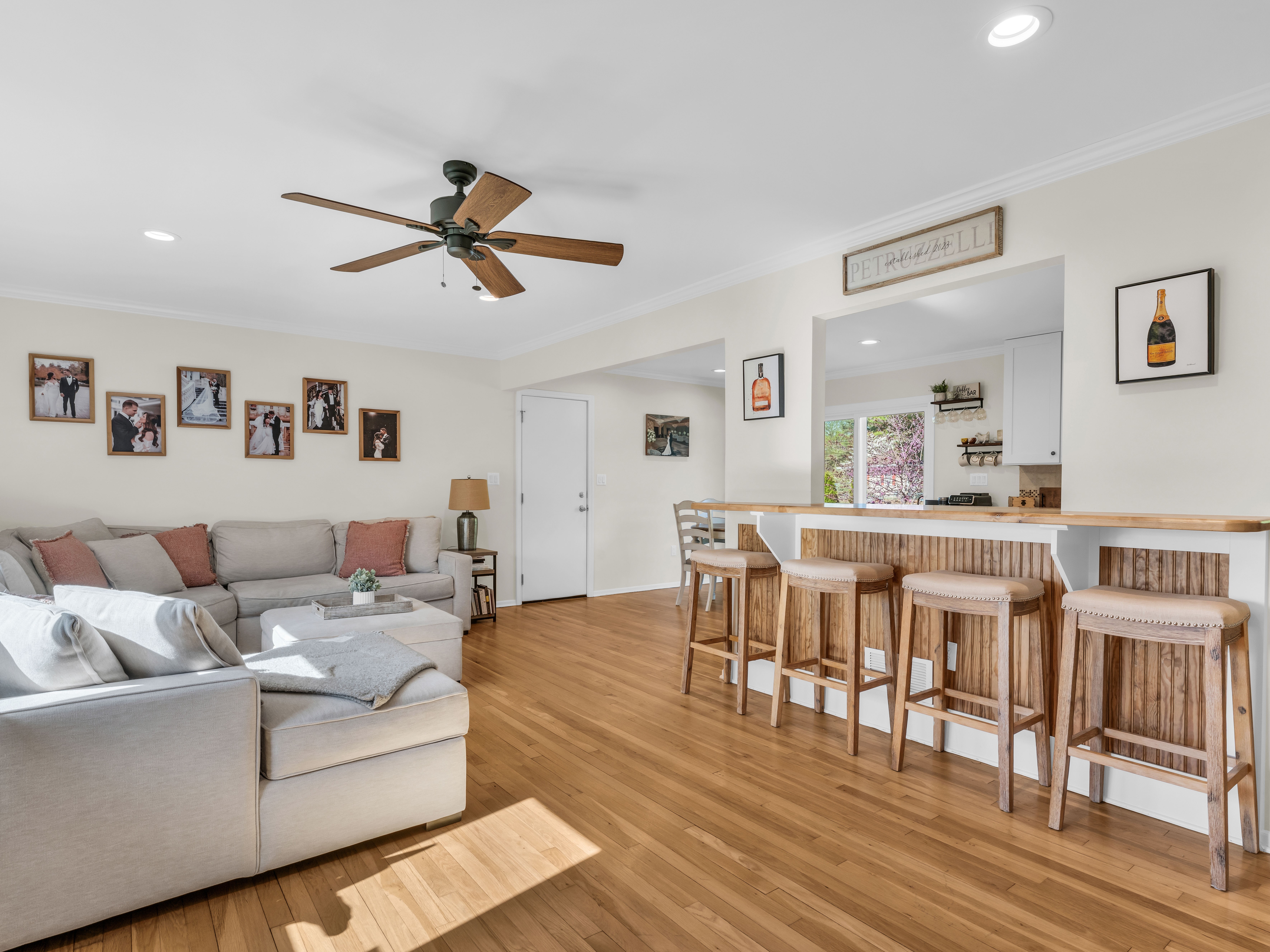  Welcome to this meticulously maintained charming 3-bedroom, 2-bathroom ranch, - 物件實景