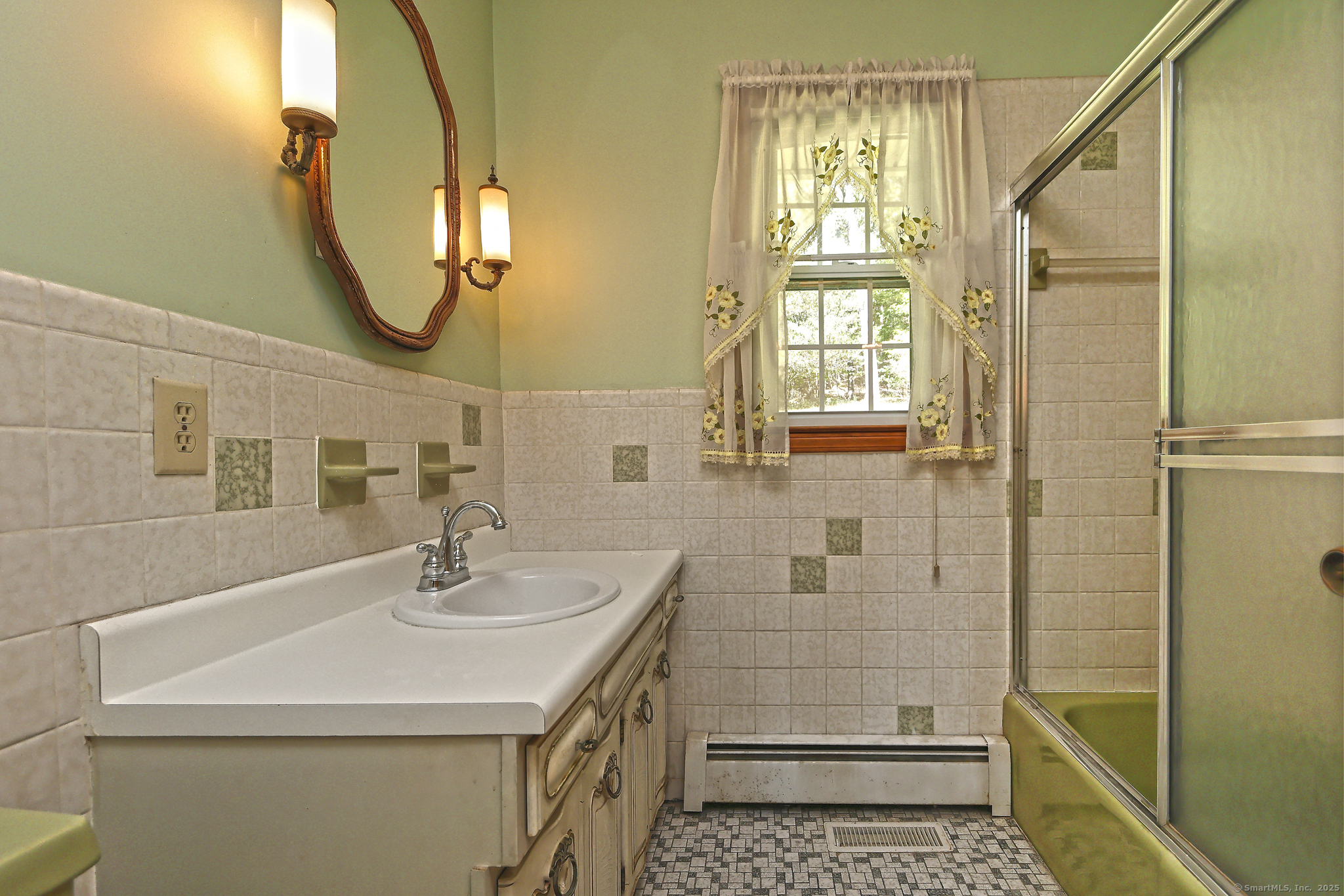 Hamden, Connecticut, 06518, United States, 4 Bedrooms Bedrooms, ,2 BathroomsBathrooms,Residential,For Sale,1940794