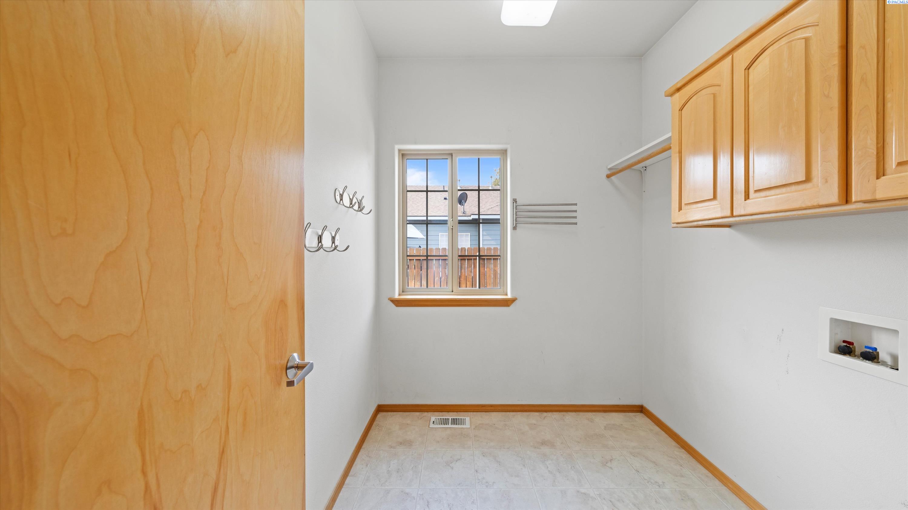 Richland, Washington, 99352, United States, 4 Bedrooms Bedrooms, ,3 BathroomsBathrooms,Residential,For Sale,1940830