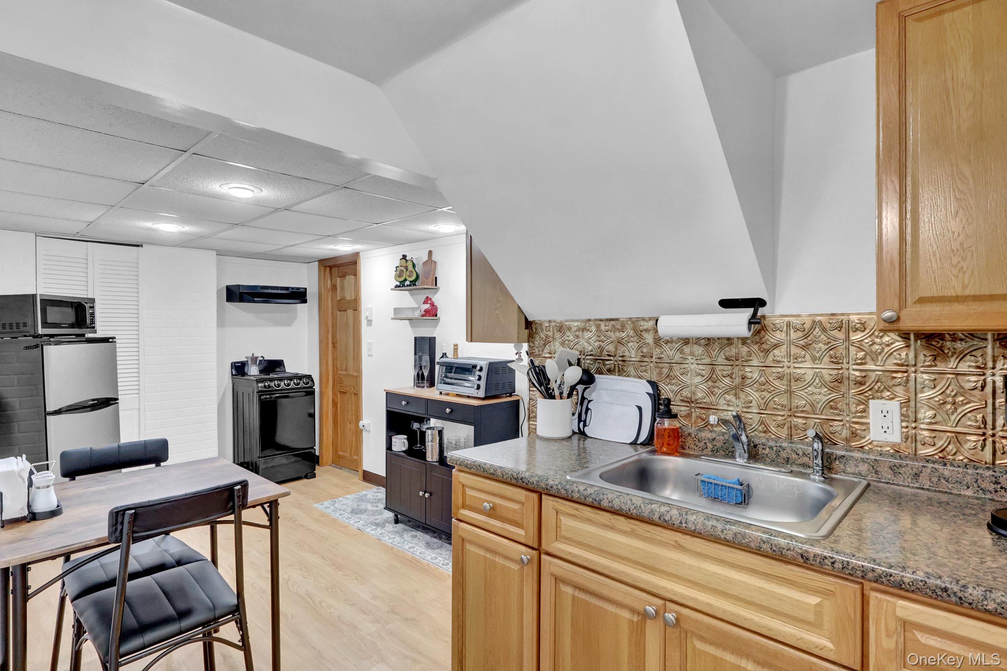  31 Locust Avenue E, Farmingdale, NY, 11735 - 物件實景