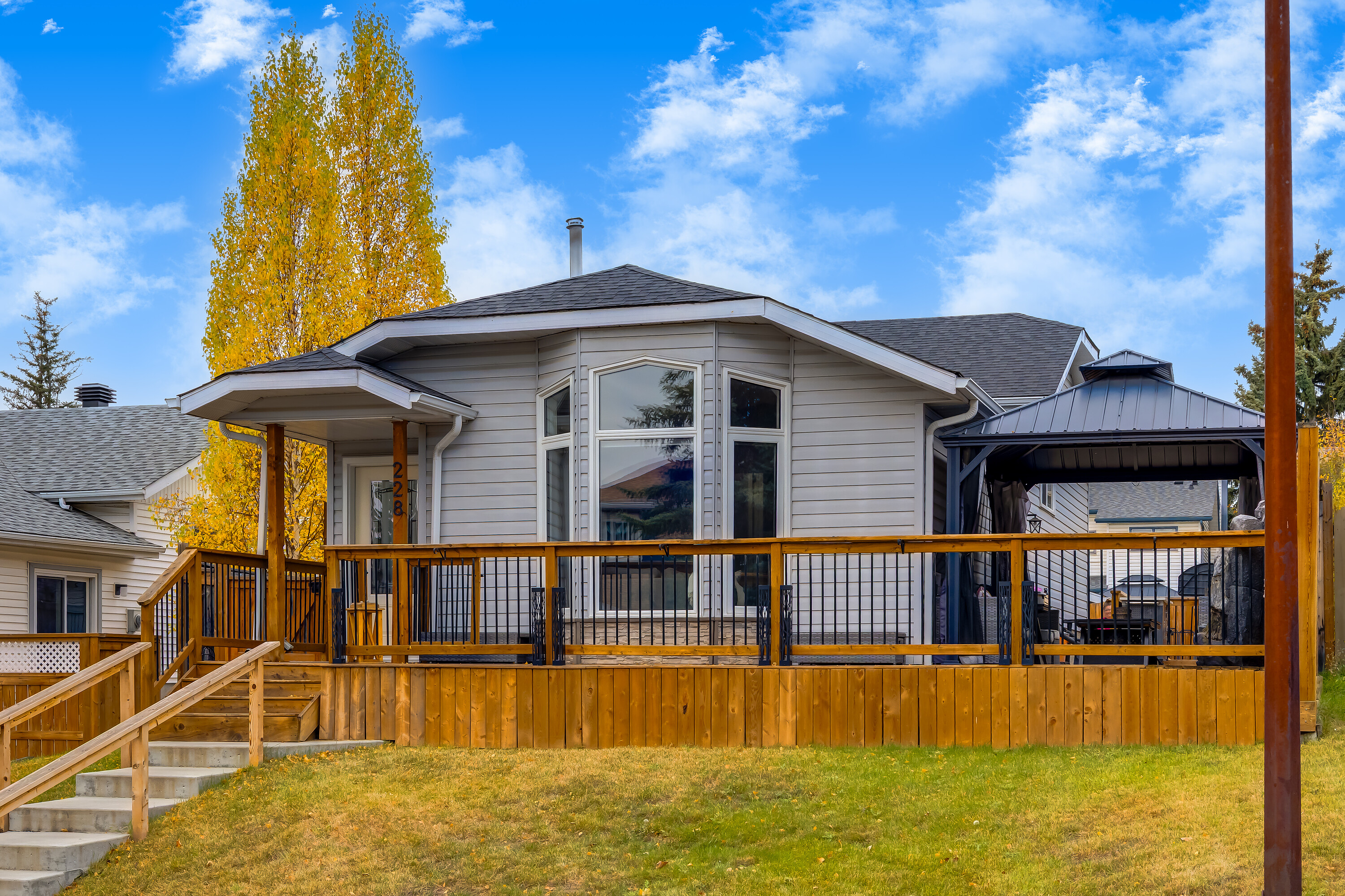  228 Deer Ridge Place SE - 物件實景