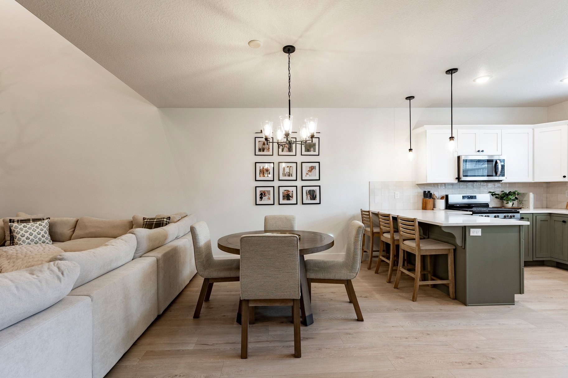  Beautifully Upgraded Townhome - 物件實景