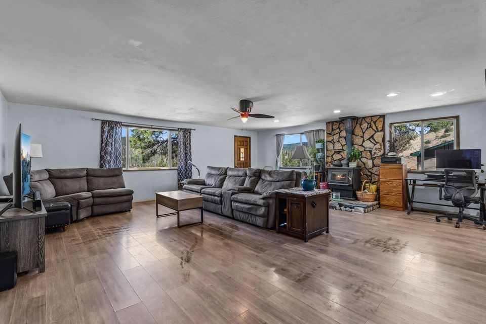 Prineville, Oregon, 97754, United States, 3 Bedrooms Bedrooms, ,3 BathroomsBathrooms,Residential,For Sale,1850319