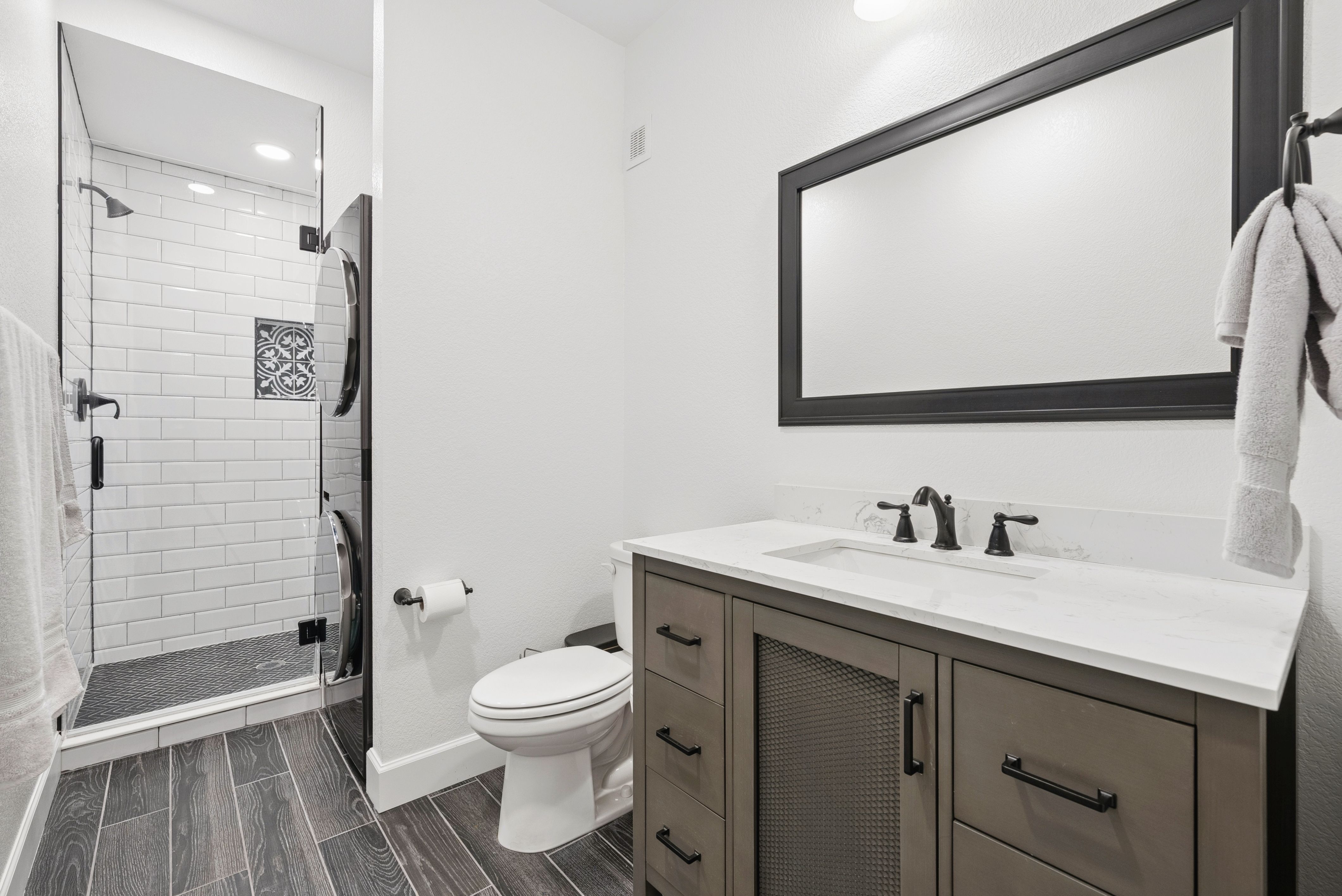  Newer construction, thoughtful design, and beautifully scaled spaces - 物件實景