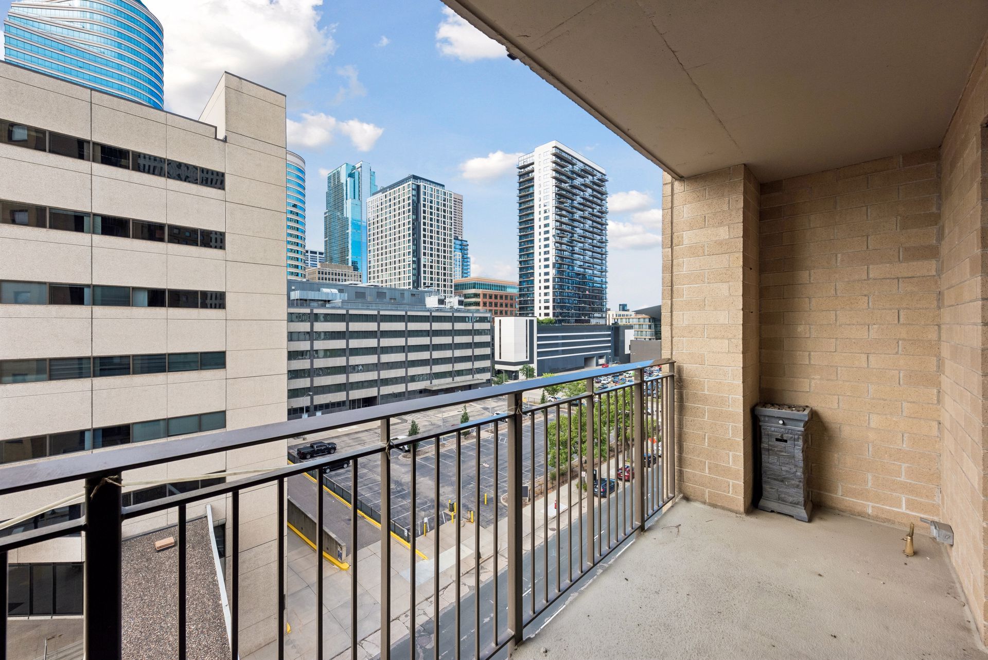  A Refined Corner Residence Above Downtown - 物件實景