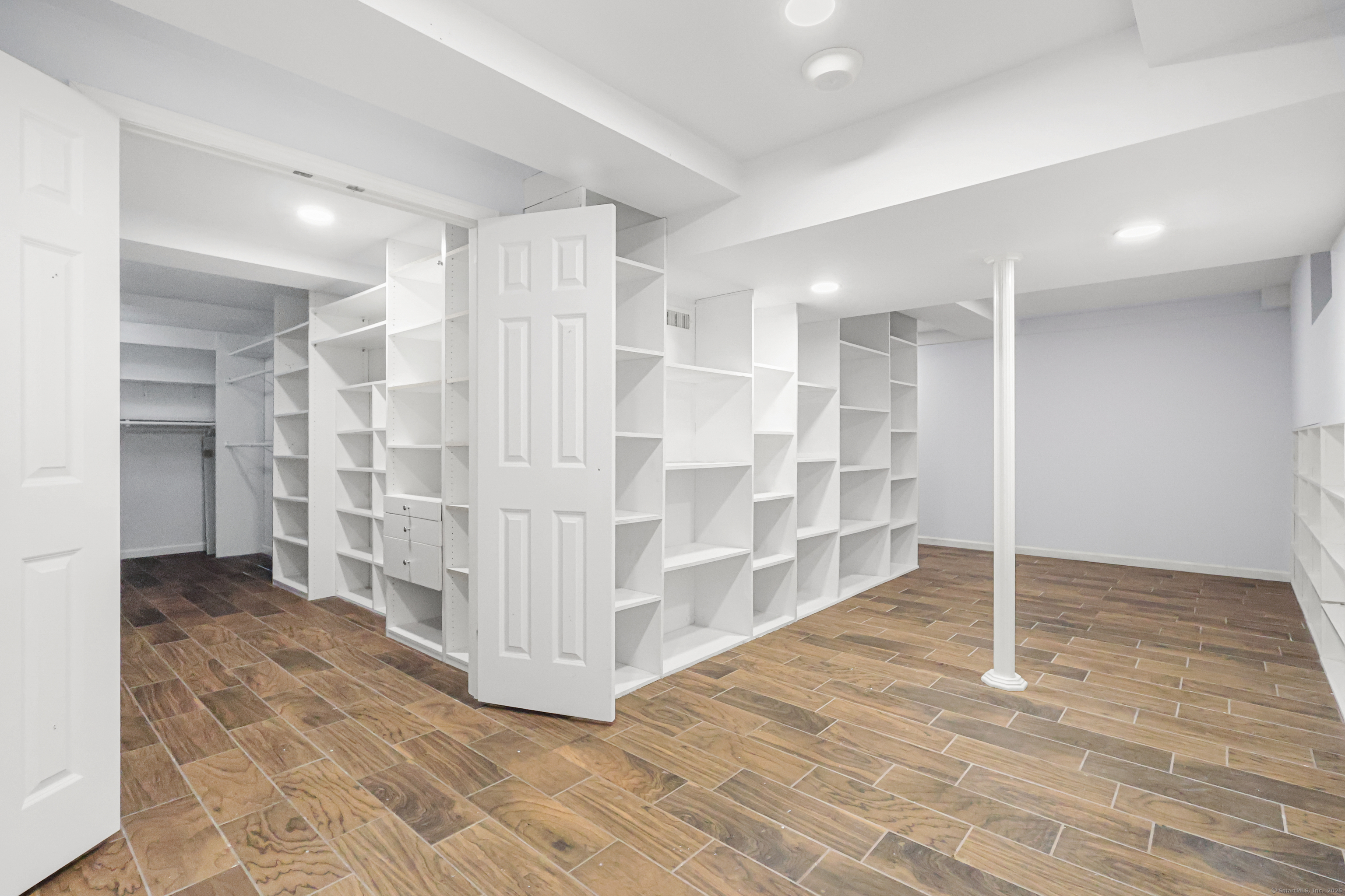 Newtown, Connecticut, 06470, United States, 5 Bedrooms Bedrooms, ,5 BathroomsBathrooms,Residential,For Sale,1960468