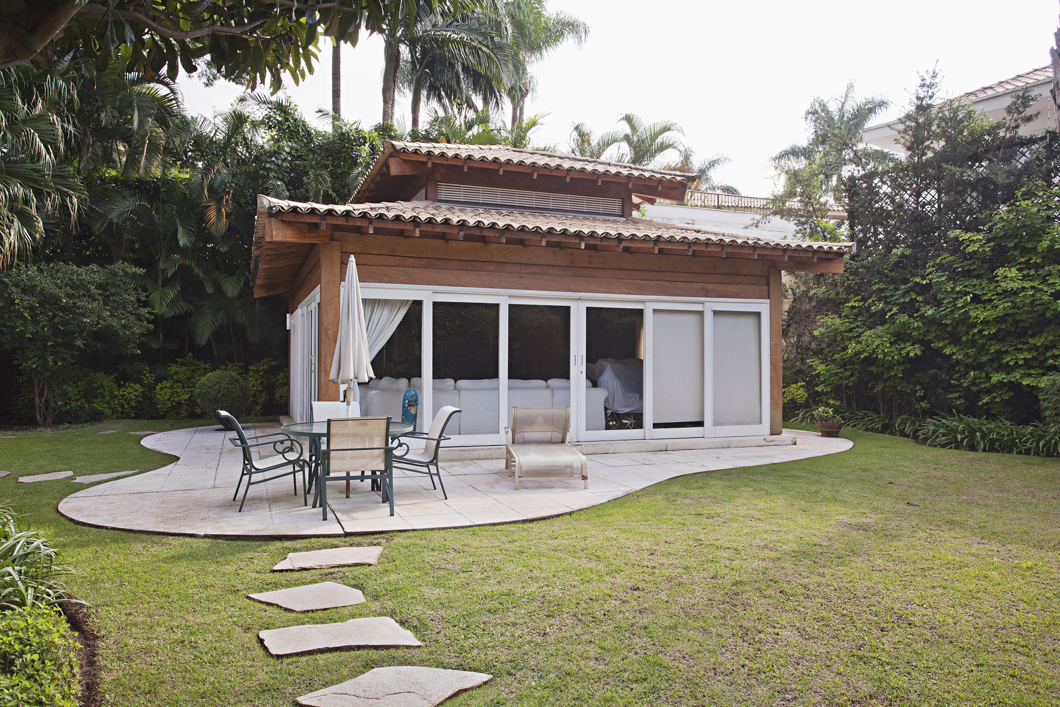  Architectural project by Marcos Tomanik with pool and garage for 16 cars - 物件實景