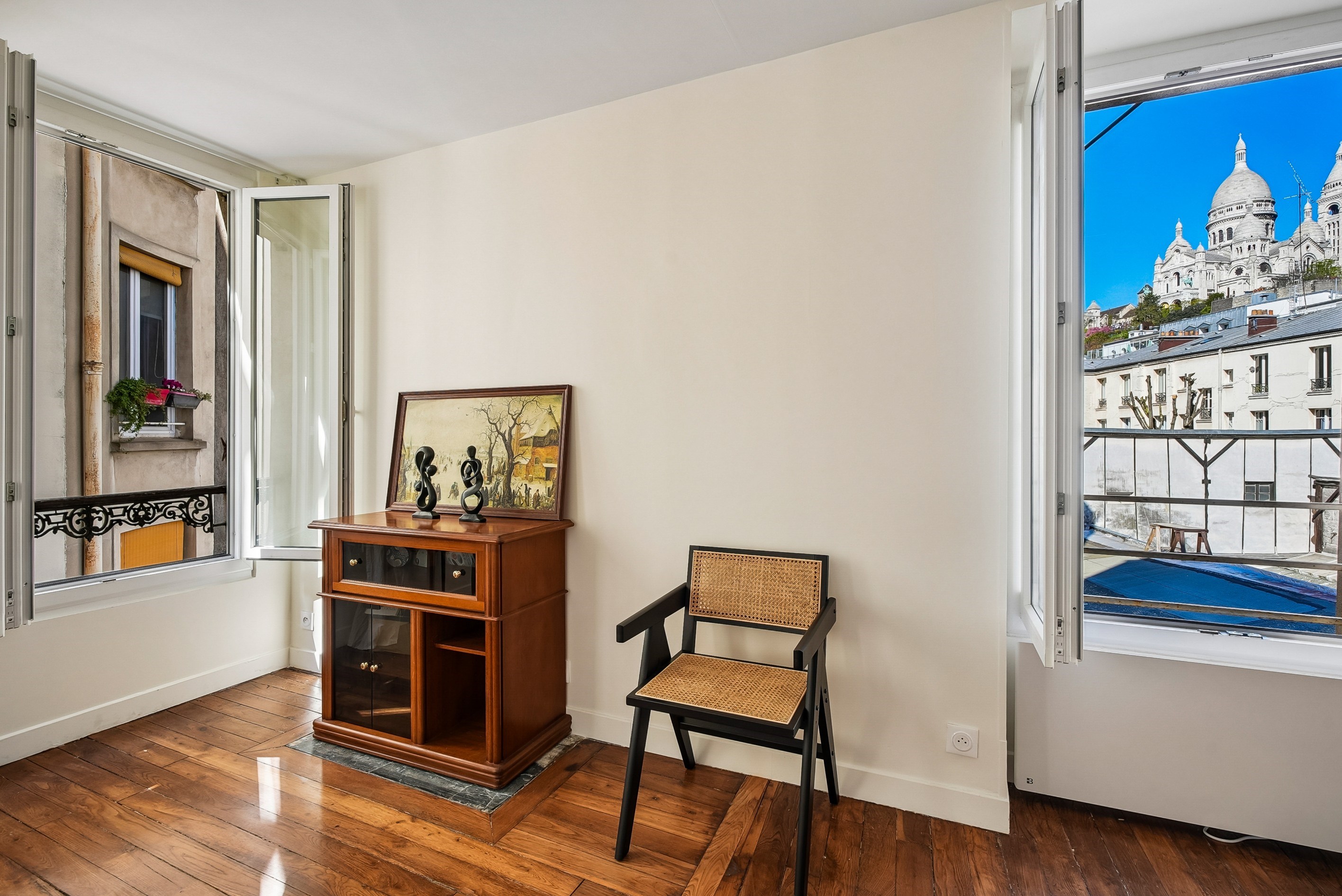  Paris XVIII — In the heart of Montmartre, a bright apartment with views of the … - 物件實景