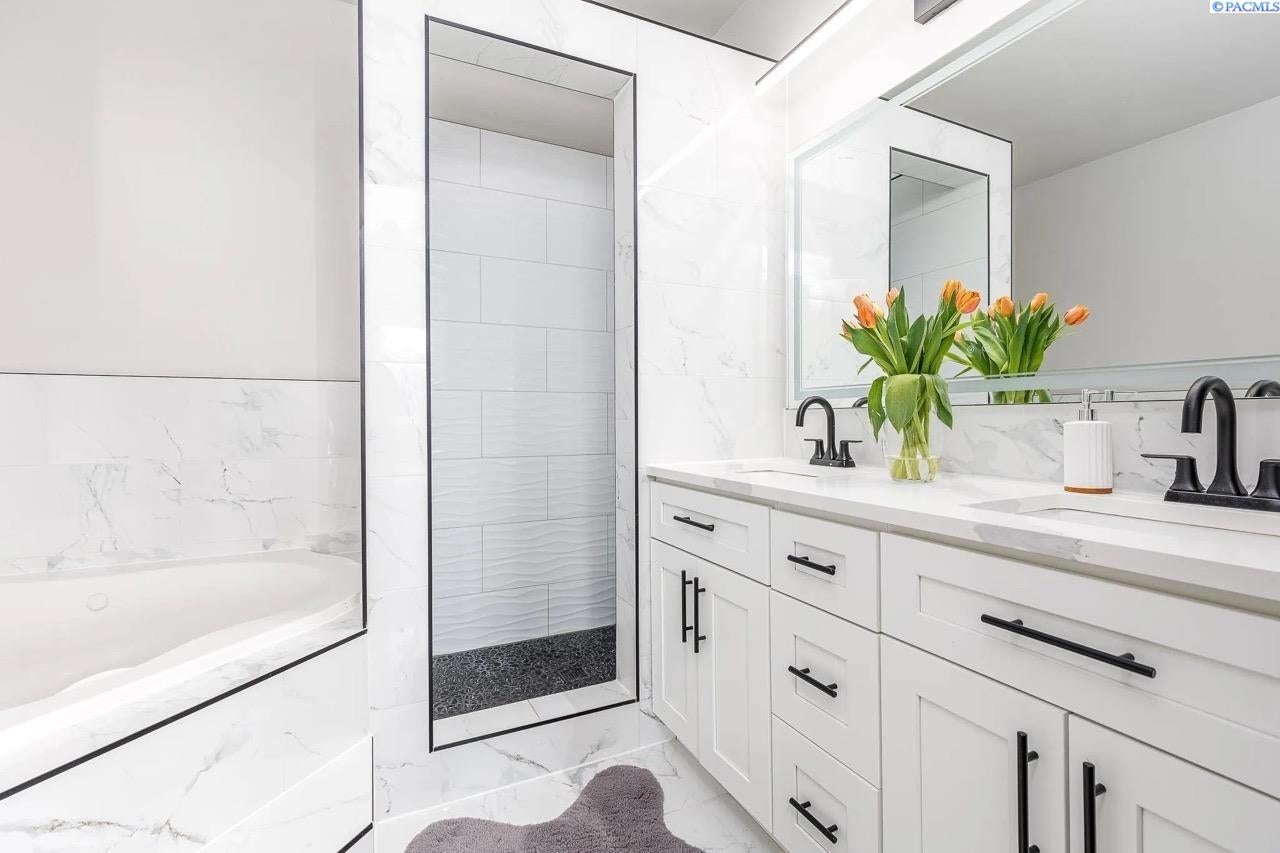 Kennewick, Washington, 99336, United States, 7 Bedrooms Bedrooms, ,7 BathroomsBathrooms,Residential,For Sale,1983847