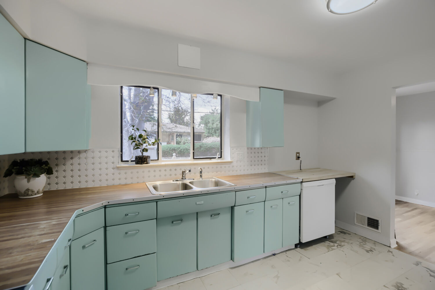 Lakewood, Colorado, 80232, United States, 4 Bedrooms Bedrooms, ,1 BathroomBathrooms,Residential,For Sale,2044778