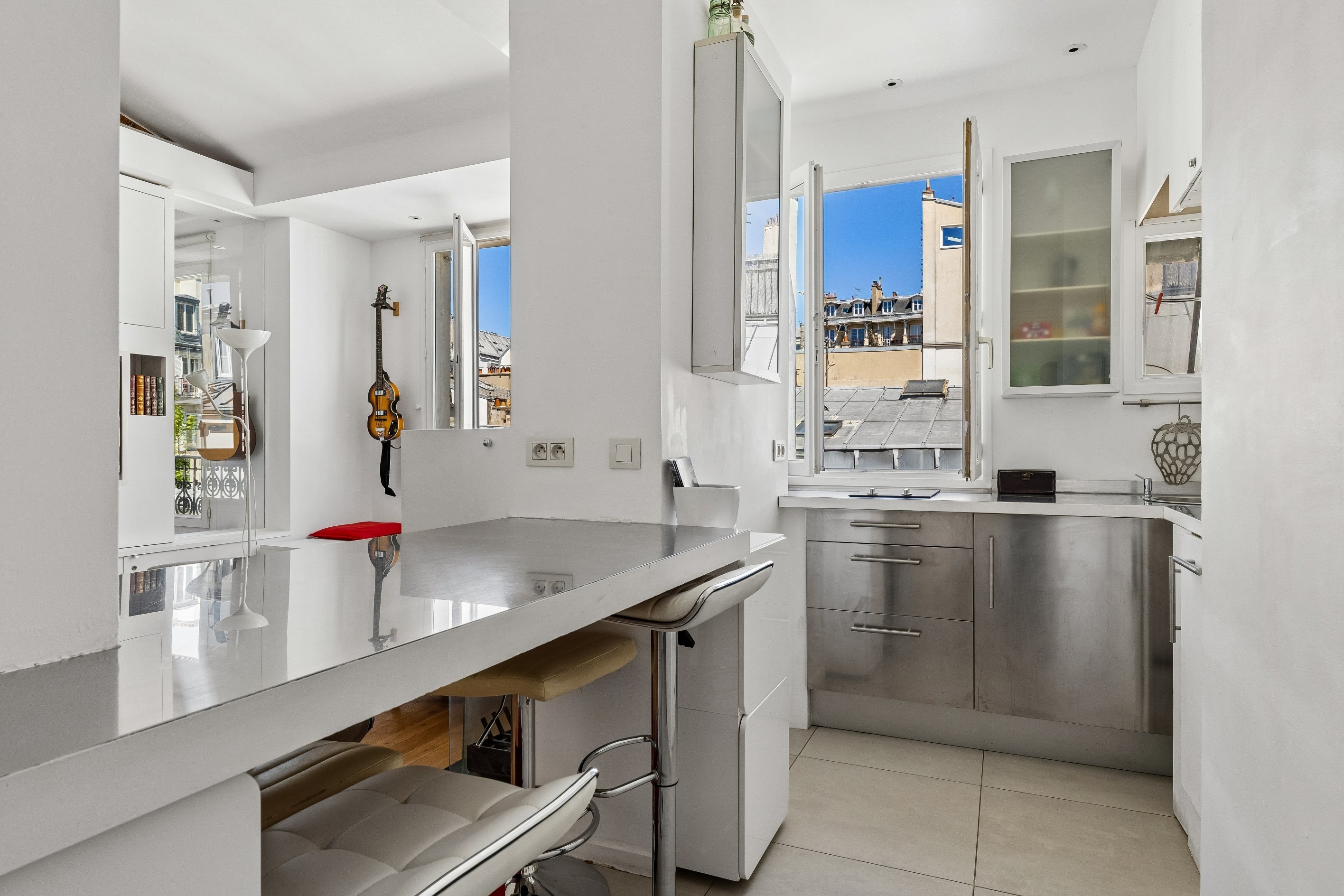  Paris XVIII — Bright top-floor apartment in the Abbesses area, with open views … - 物件實景