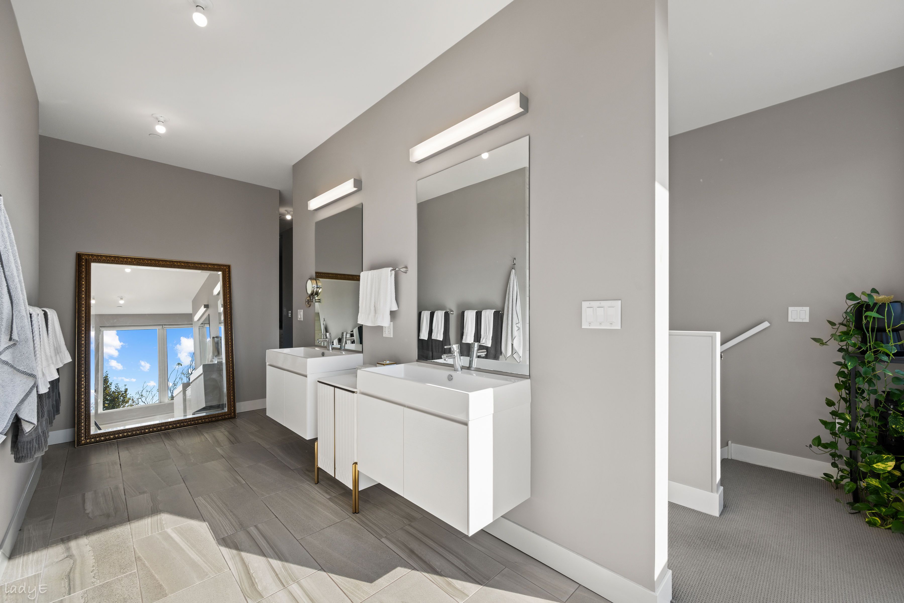  Distinctive Three-bedroom, 2.5-bath Townhome - 物件實景