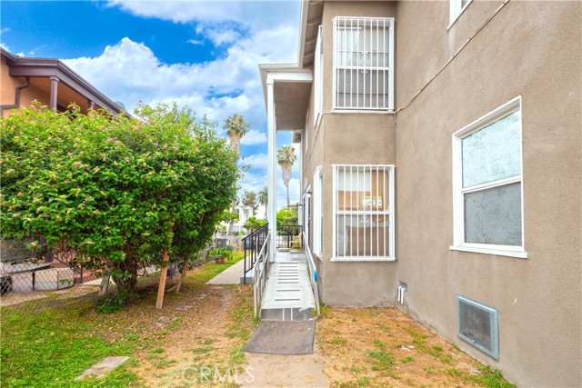 Los Angeles, California, 90018, United States, 8 Bedrooms Bedrooms, ,Residential,For Sale,1878882