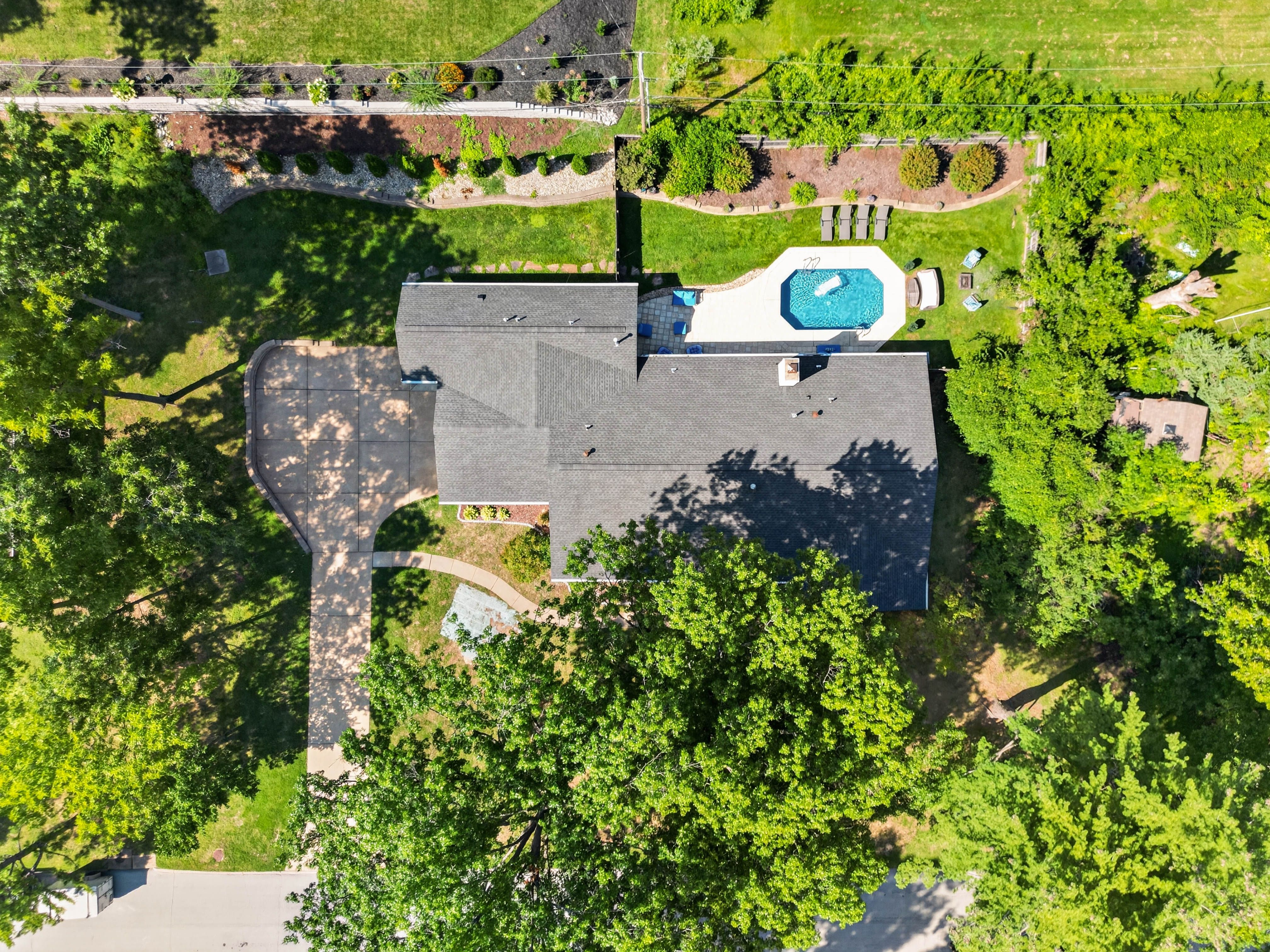  Welcome to this beautifully updated mid-century ranch. - 物件實景