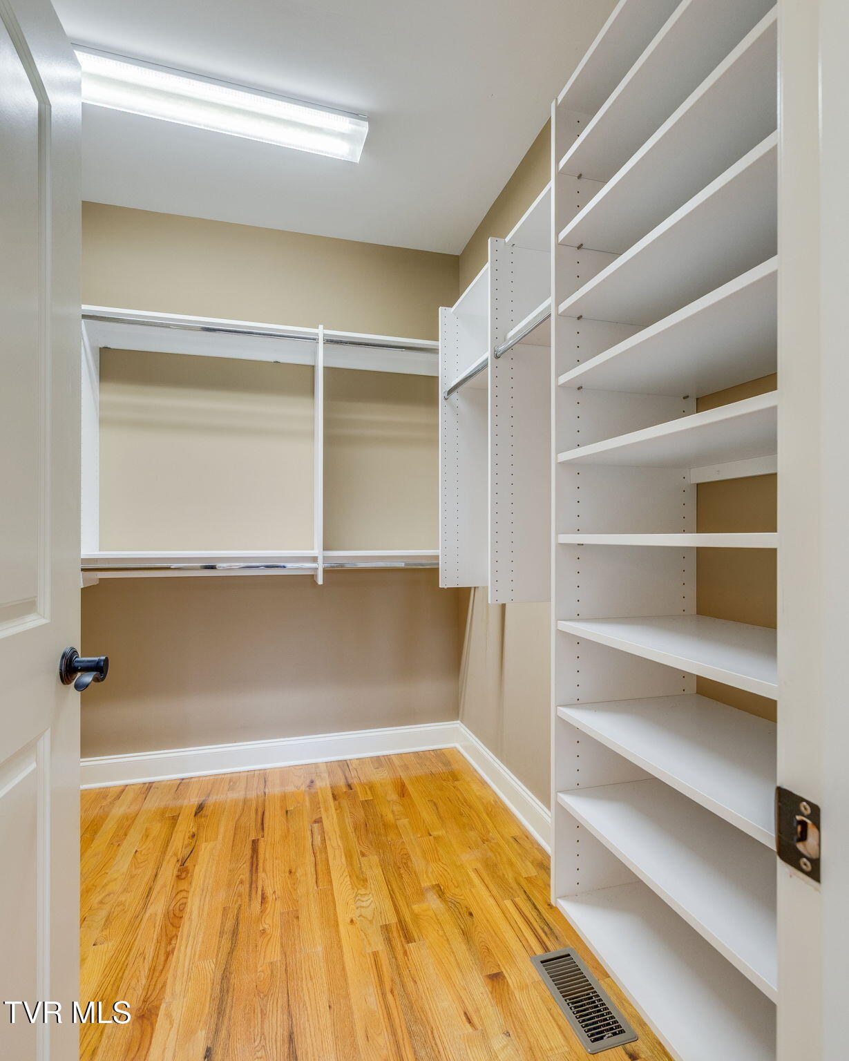 Kingsport, Tennessee, 37660, United States, 3 Bedrooms Bedrooms, ,4 BathroomsBathrooms,Residential,For Sale,1984458