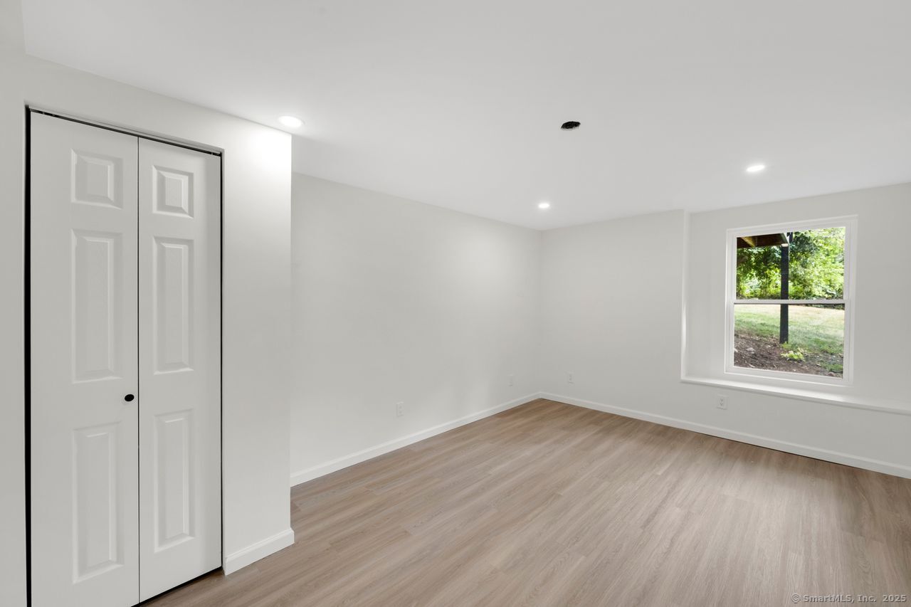 Milford, Connecticut, 06461, United States, 4 Bedrooms Bedrooms, ,3 BathroomsBathrooms,Residential,For Sale,1932741