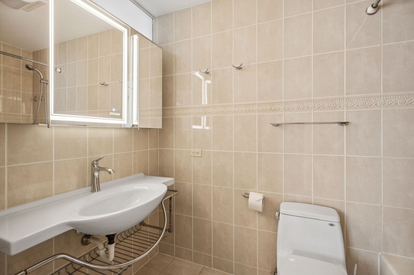 Evanston, Illinois, 60202, United States, 3 Bedrooms Bedrooms, ,3 BathroomsBathrooms,Residential,For Sale,1947564