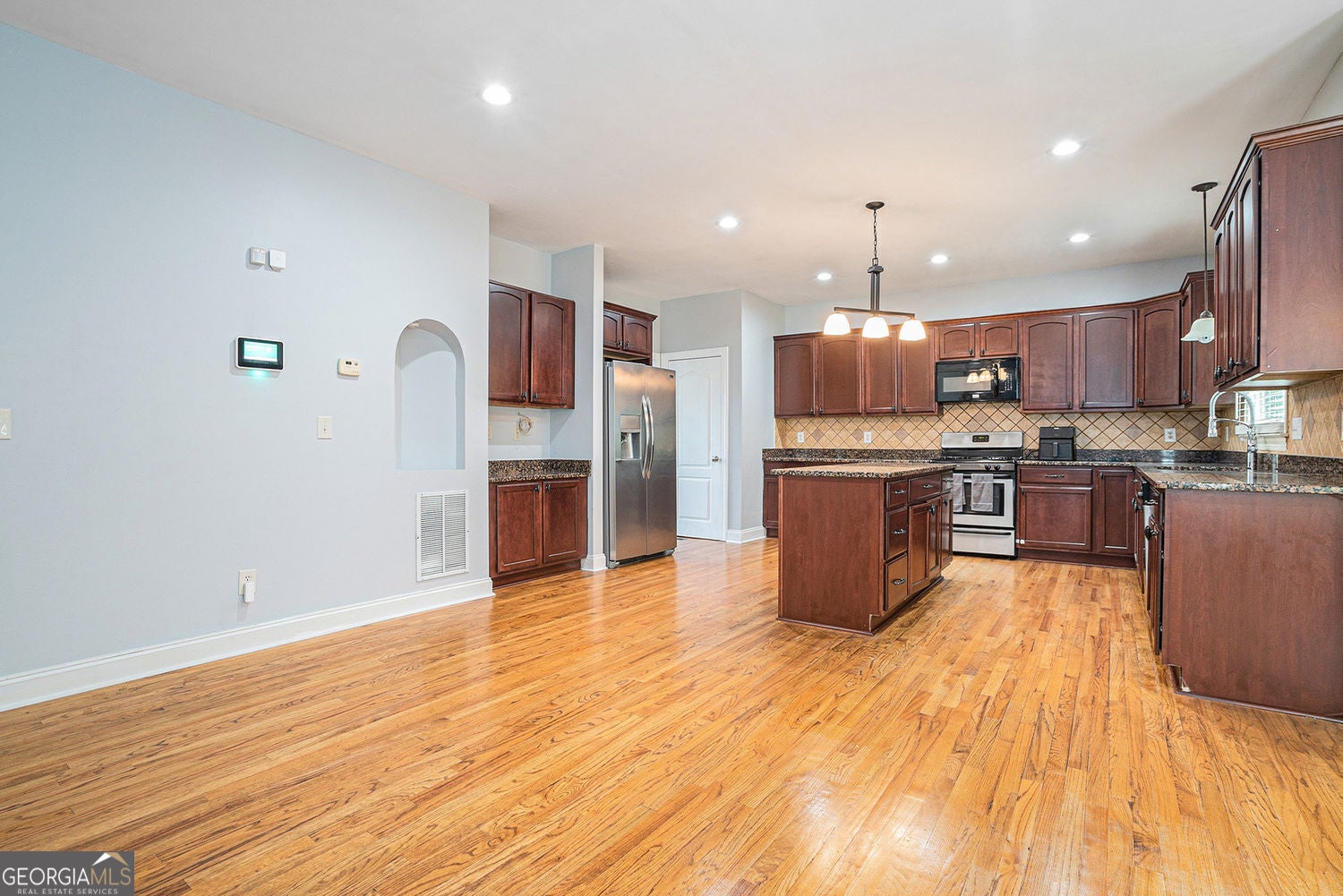 Snellville, Georgia, 30039, United States, 4 Bedrooms Bedrooms, ,5 BathroomsBathrooms,Residential,For Sale,1905137