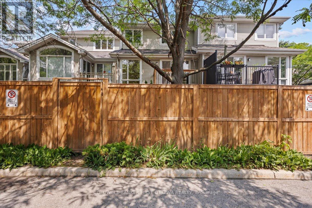 OTTAWA, Ontario, K1J 1J2, CA, 3 Bedrooms Bedrooms, ,1 BathroomBathrooms,Residential,For Sale,1903648