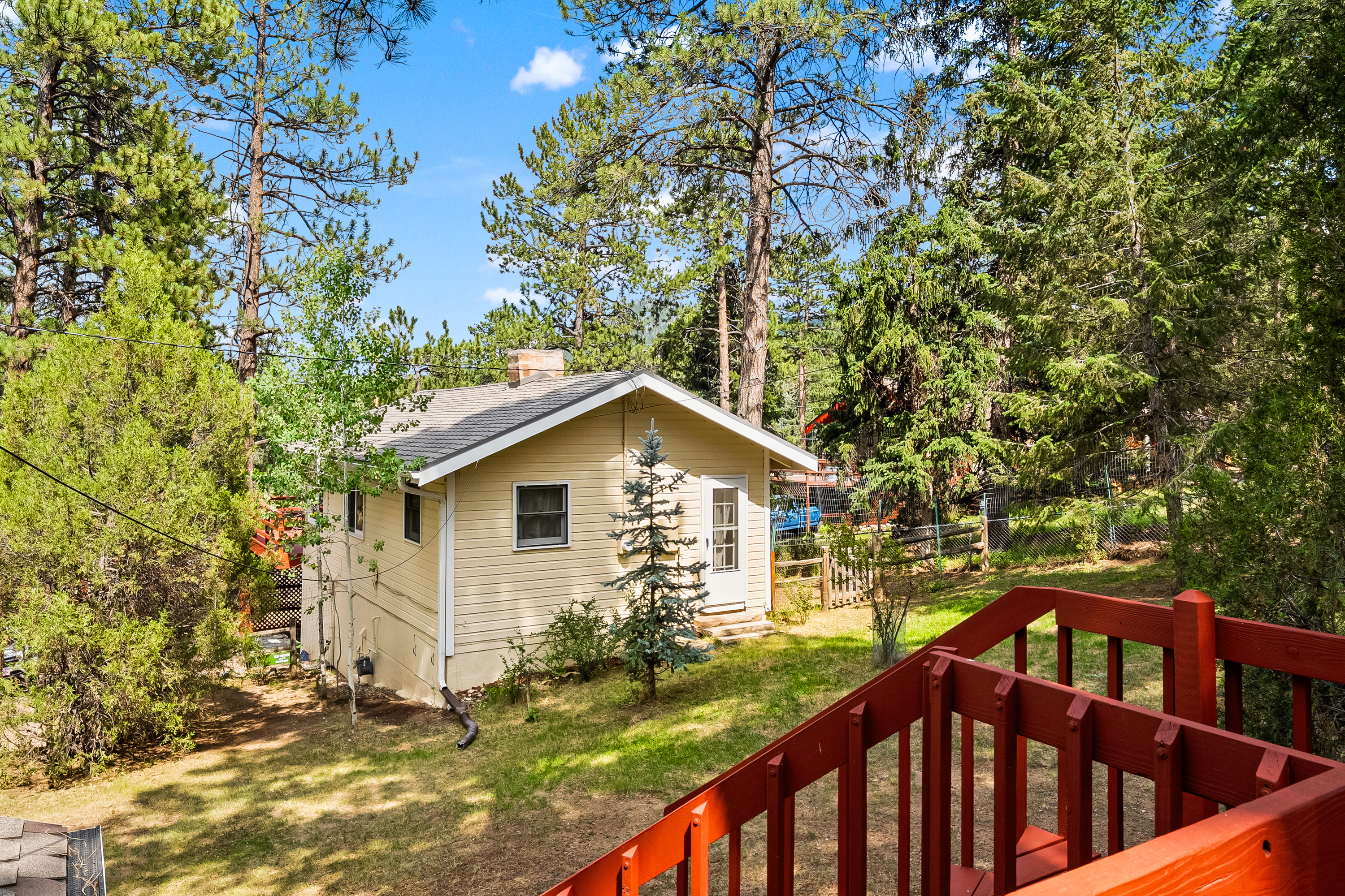  Rare Opportunity to Own 2 Homes Just Steps Away from Coveted Evergreen Lake - 物件實景