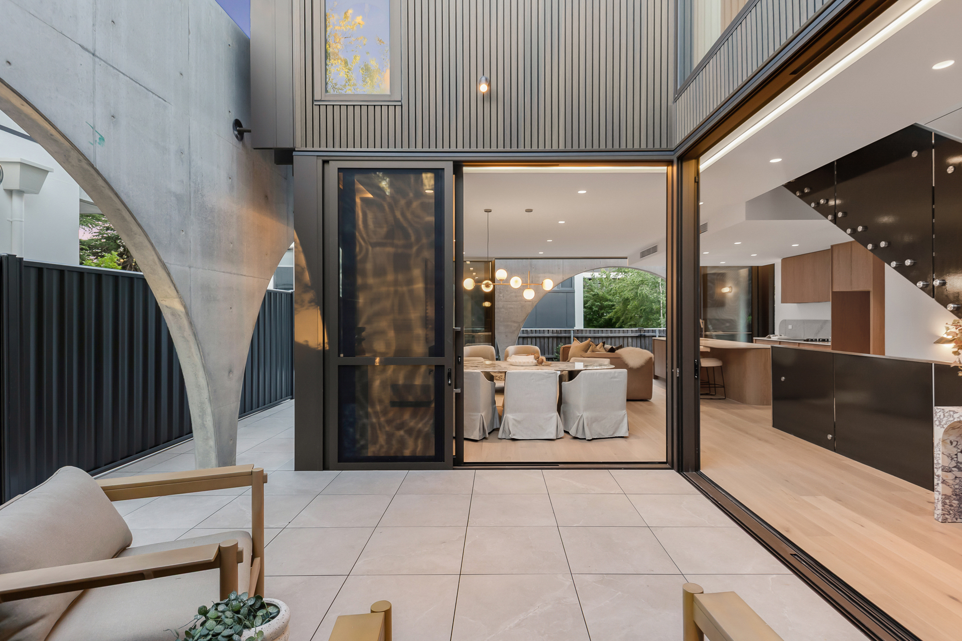  Lifestyle at the forefront in this sleek architectural residence - 物件實景
