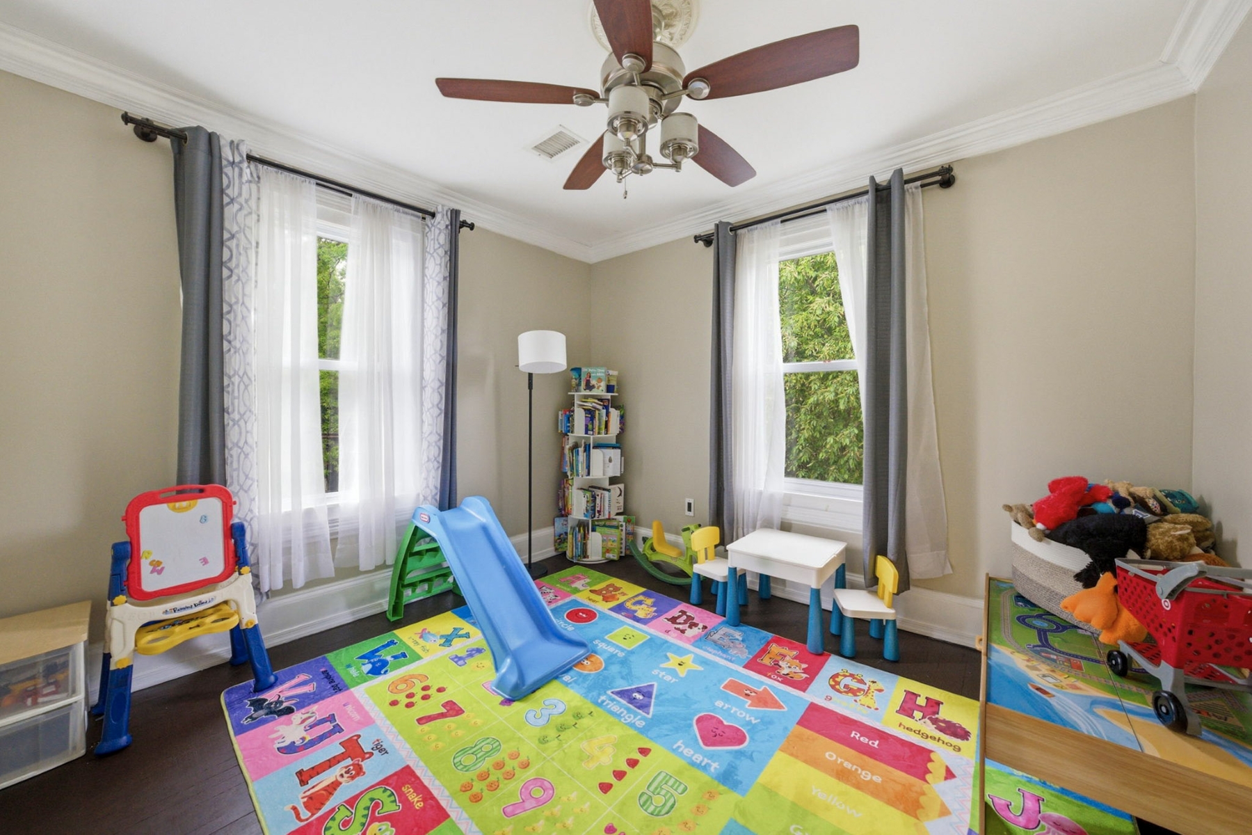  Fully Renovated Two Family Property - 物件實景