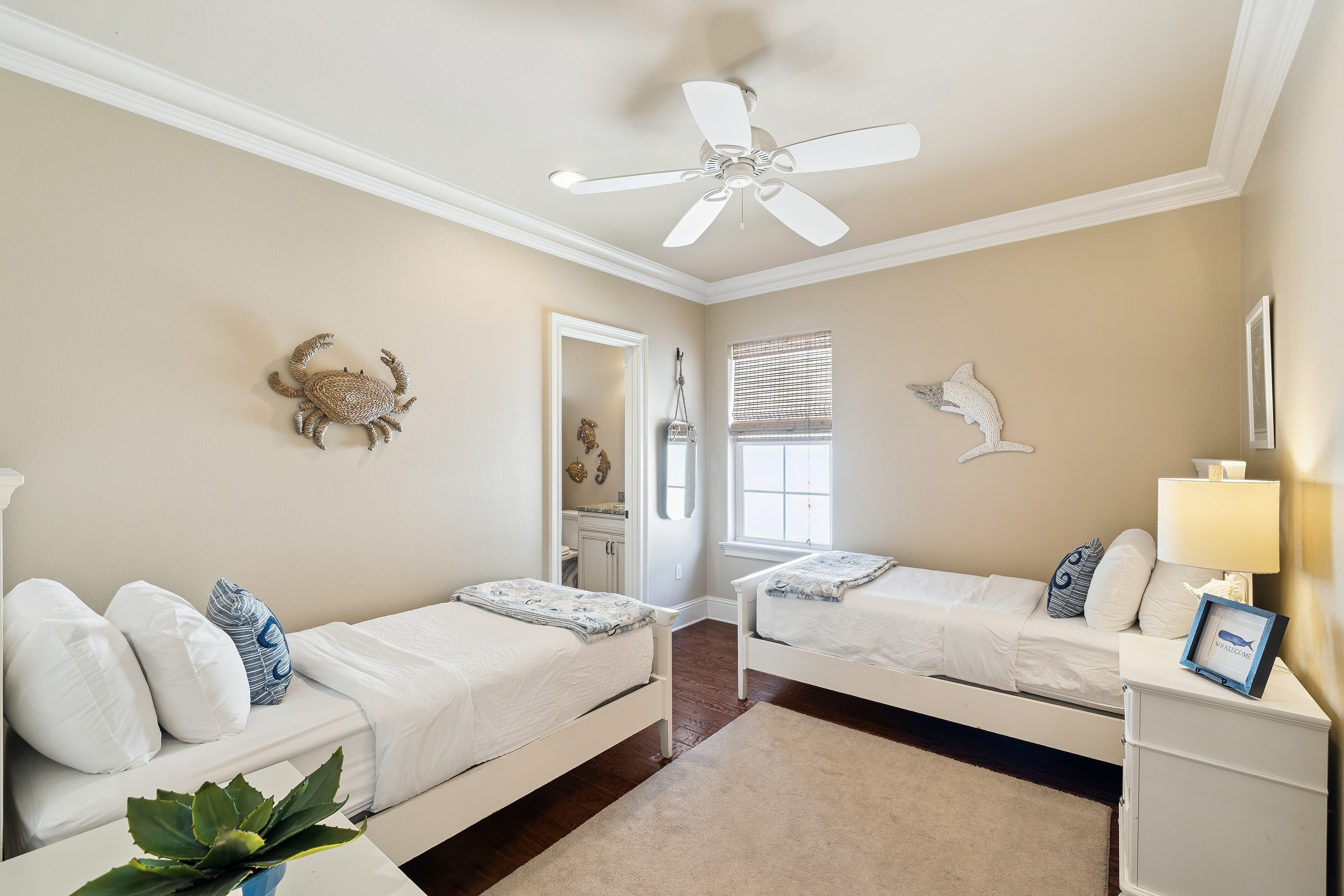  Fully Furnished Golf Course Retreat with Private Balconies and Garage - 物件實景